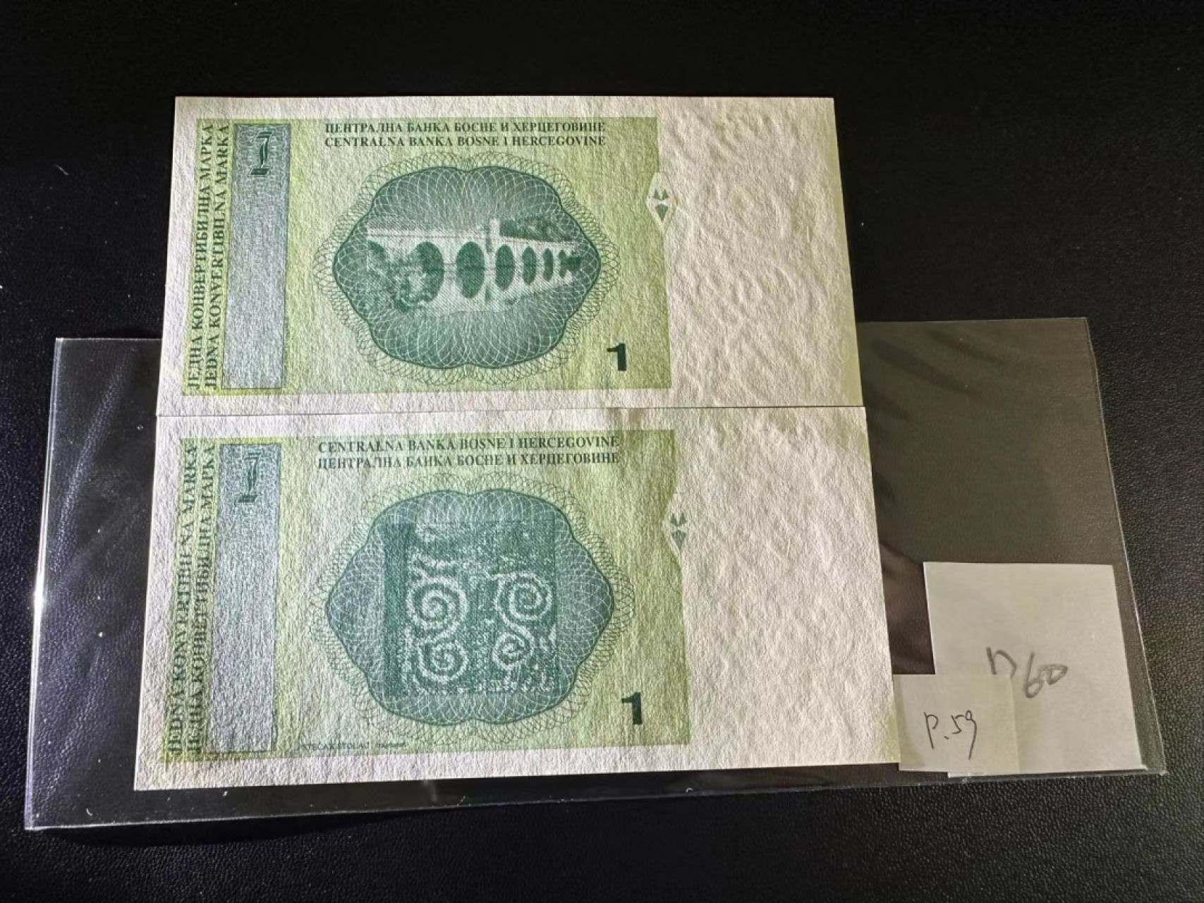 《外钞收藏家》第二百四十八期（波黑、阿尔巴尼亚、希腊专场） 波黑1马克一对，其中塞族版未发行，A冠303号券，存世量极其罕见，据称存世量不足300枚	P59-60  全新UNC
