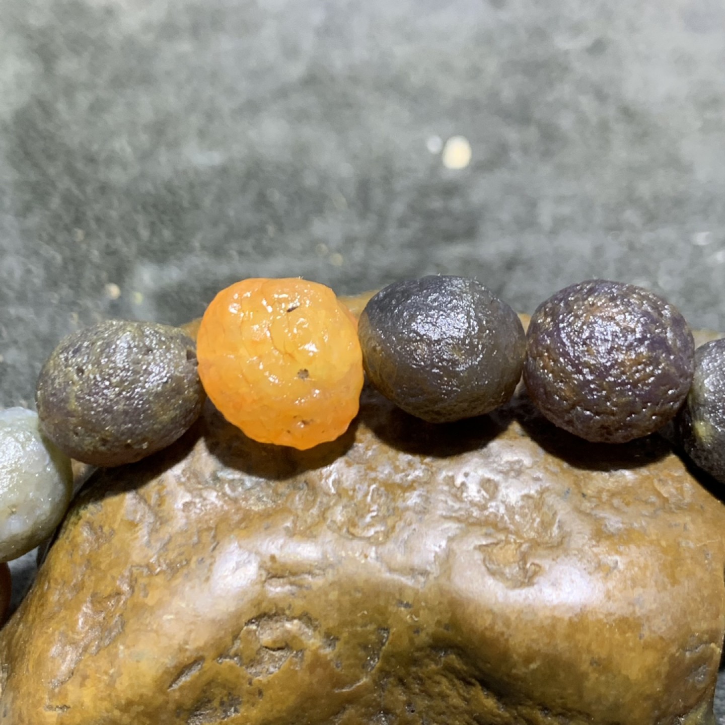 精美阿拉善紫罗兰系多宝筋脉石原石手串一条，