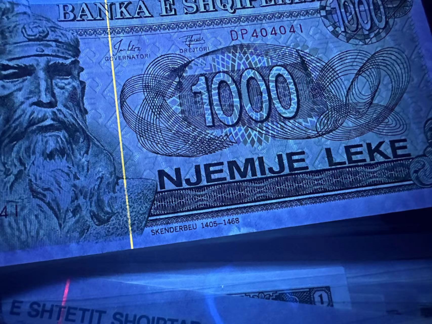 《外钞收藏家》第二百四十八期（波黑、阿尔巴尼亚、希腊专场） 阿尔巴尼亚1992年全套3枚，200-1000列克	P52-54 全新 200和1000有两个潮点