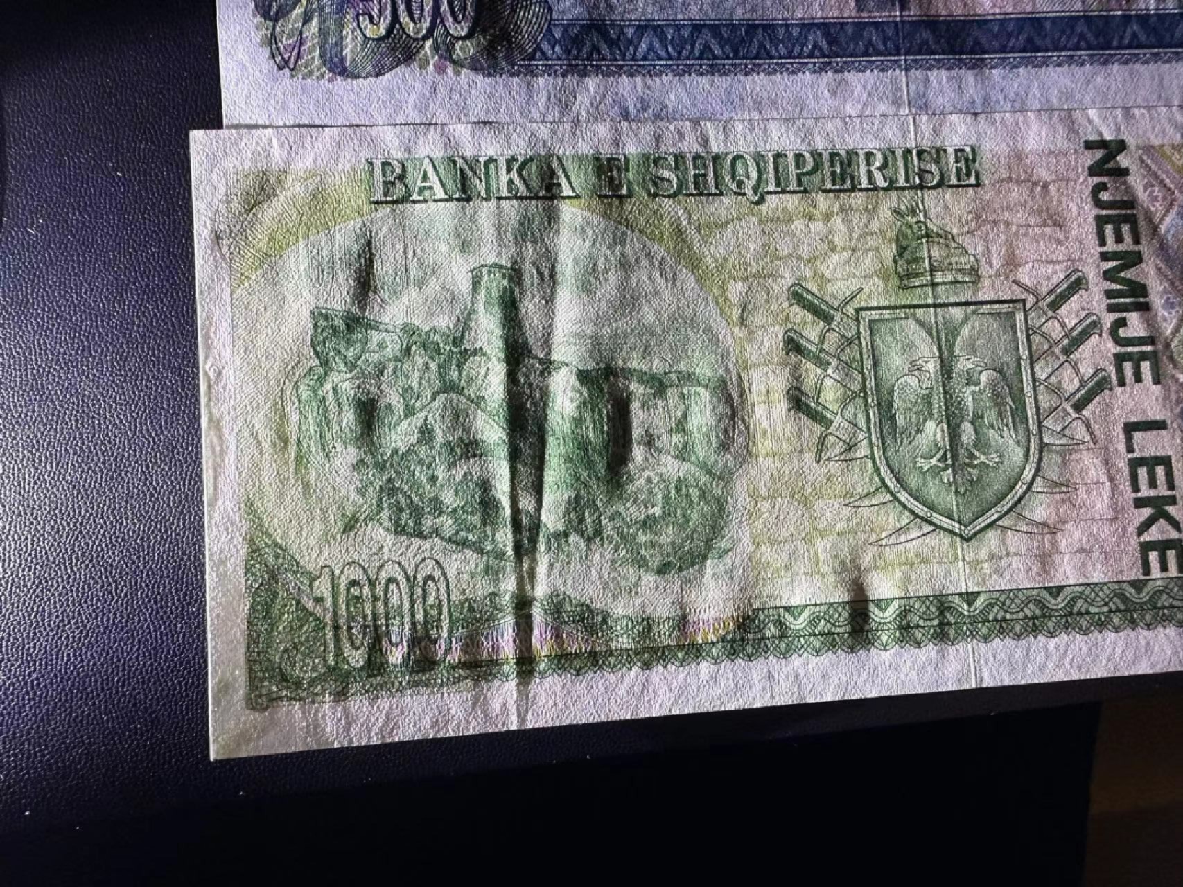 《外钞收藏家》第二百四十八期（波黑、阿尔巴尼亚、希腊专场） 阿尔巴尼亚1992年全套3枚，200-1000列克	P52-54 全新 200和1000有两个潮点