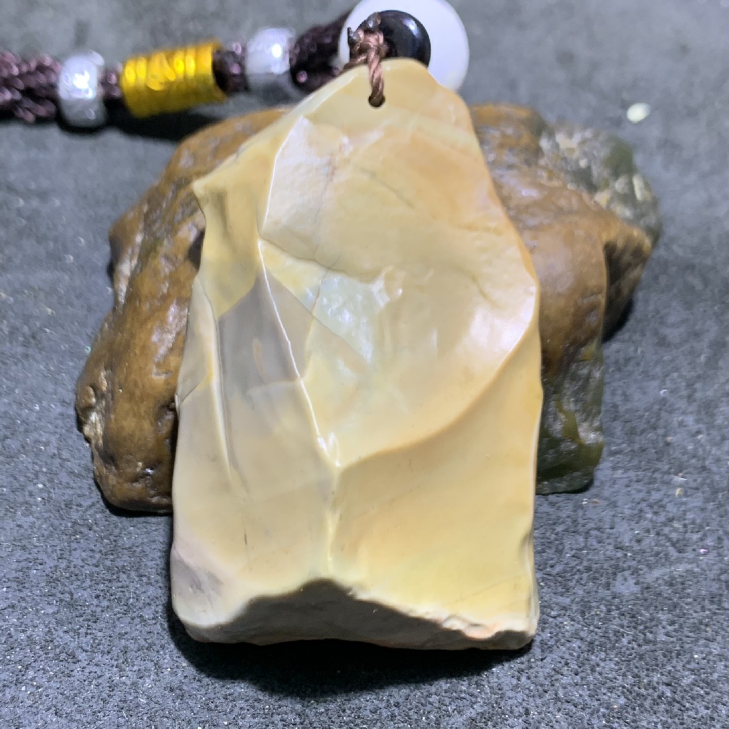 精美天然阿拉善戈壁彩玉原石把件一个，