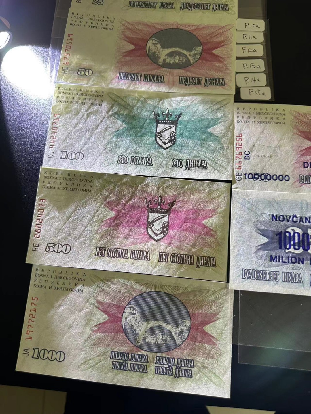 《外钞收藏家》第二百四十八期（波黑、阿尔巴尼亚、希腊专场） 波黑1992年全套6枚，10-1000第纳尔波黑  1993年应急版2枚，100万、1000万第纳尔，稀少	P10-15、P35-36 全新UNC