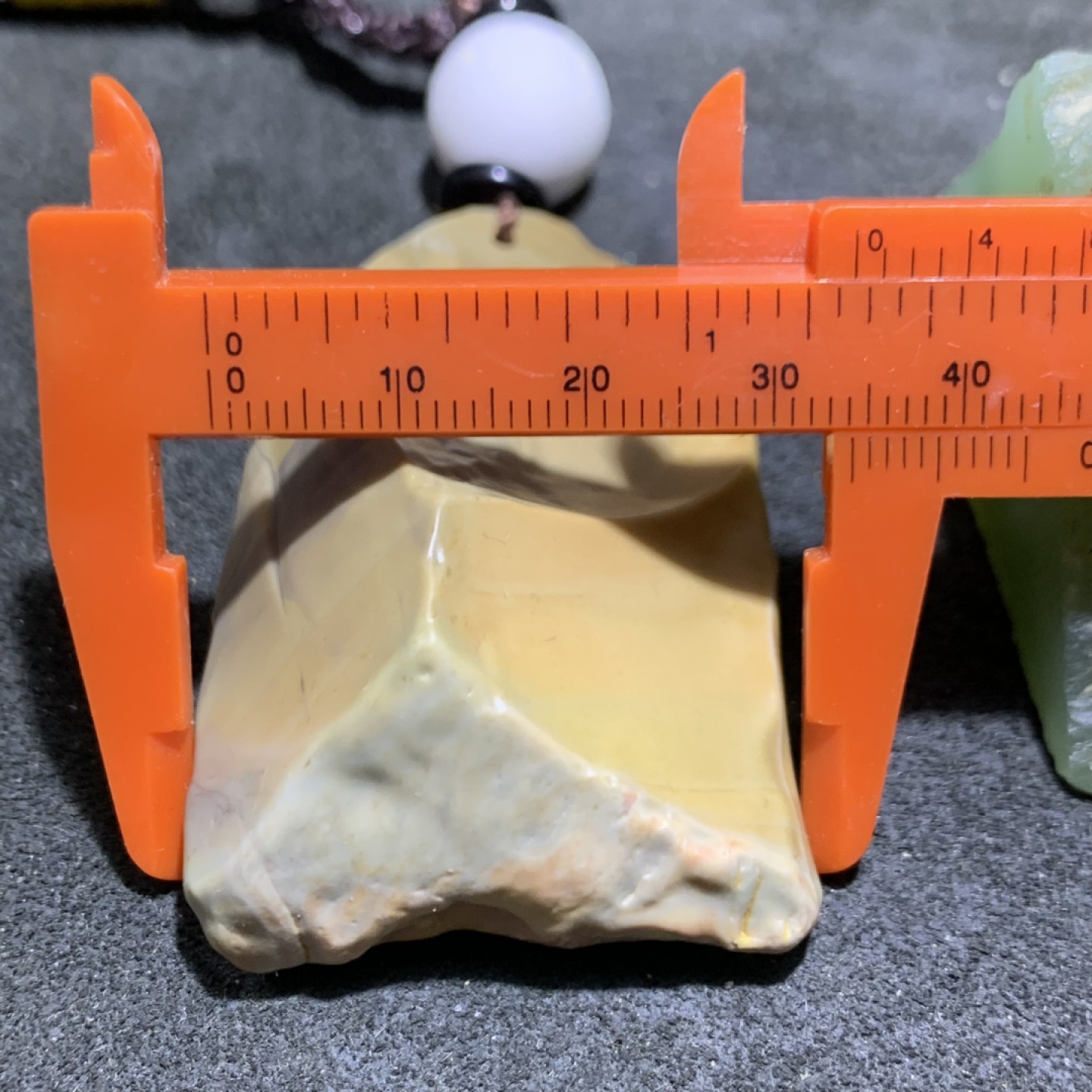 精美天然阿拉善戈壁彩玉原石把件一个，
