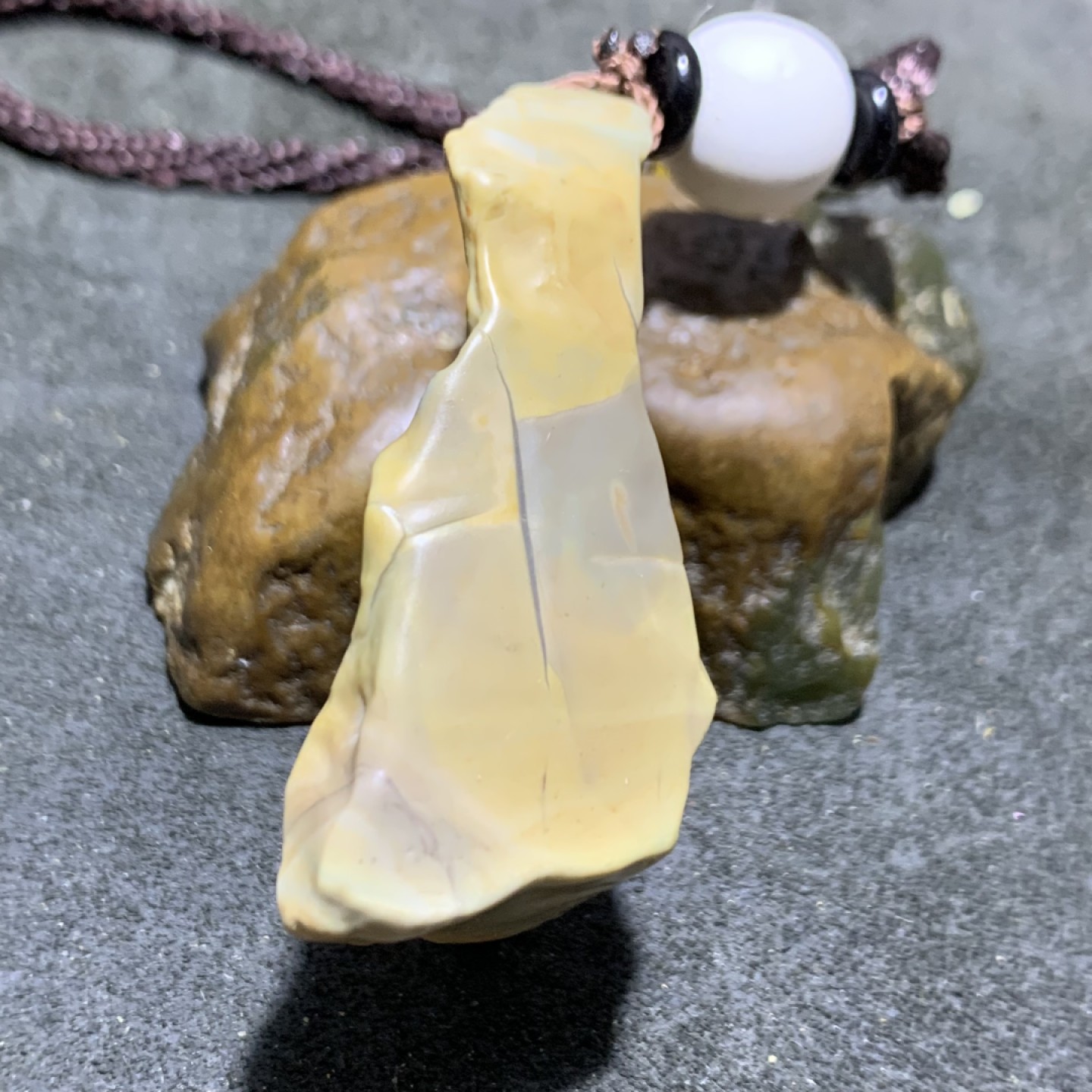精美天然阿拉善戈壁彩玉原石把件一个，