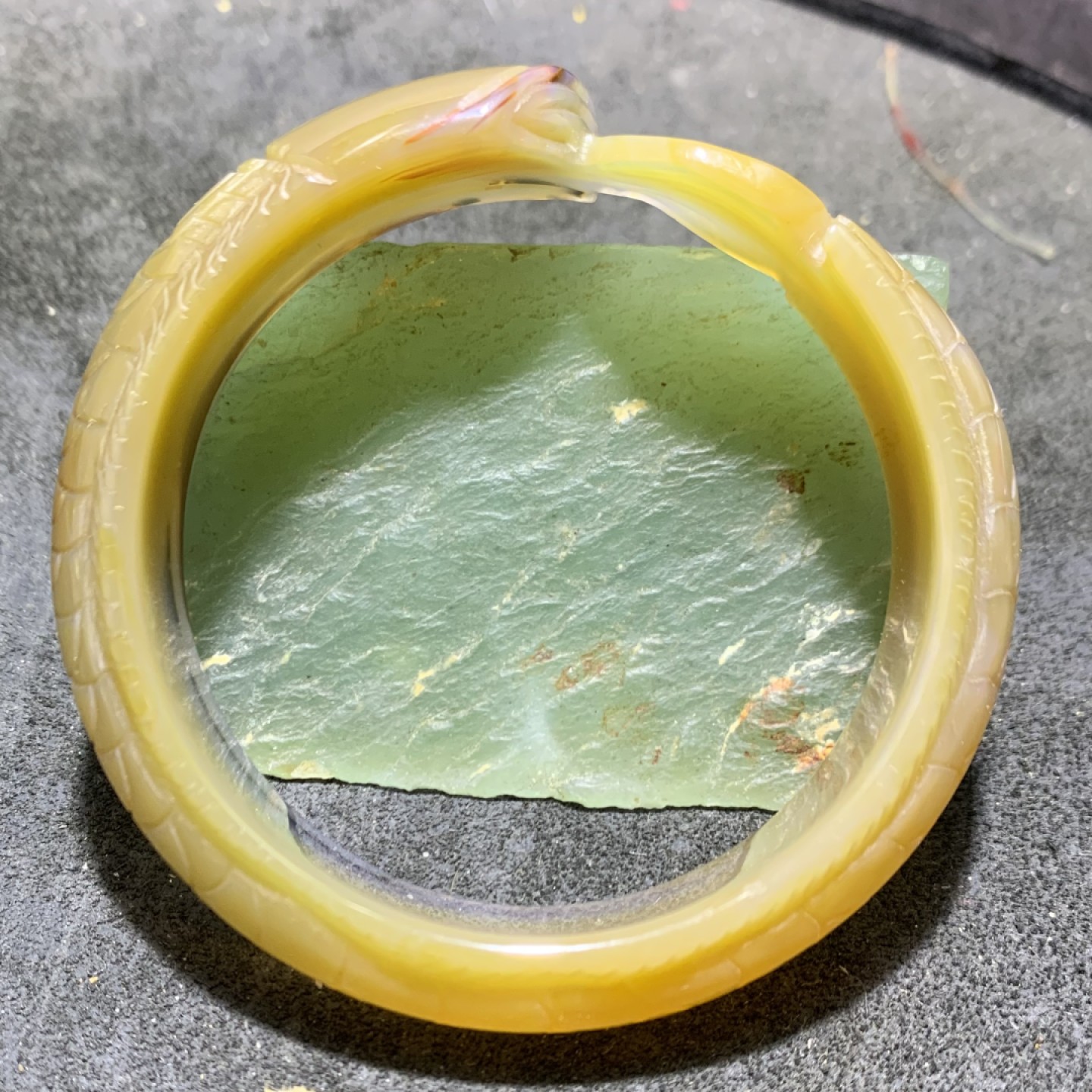 精美巴西玛瑙雕刻龙鱼手镯一只