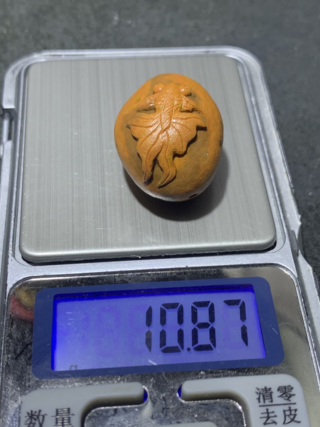 精美亚光战国红玛瑙手工雕刻金鱼随形吊坠一个，