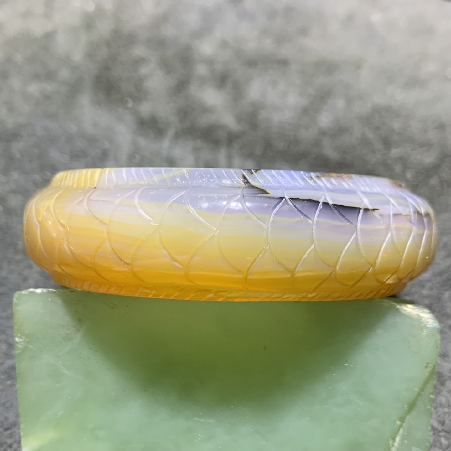 精美巴西玛瑙雕刻龙鱼手镯一只