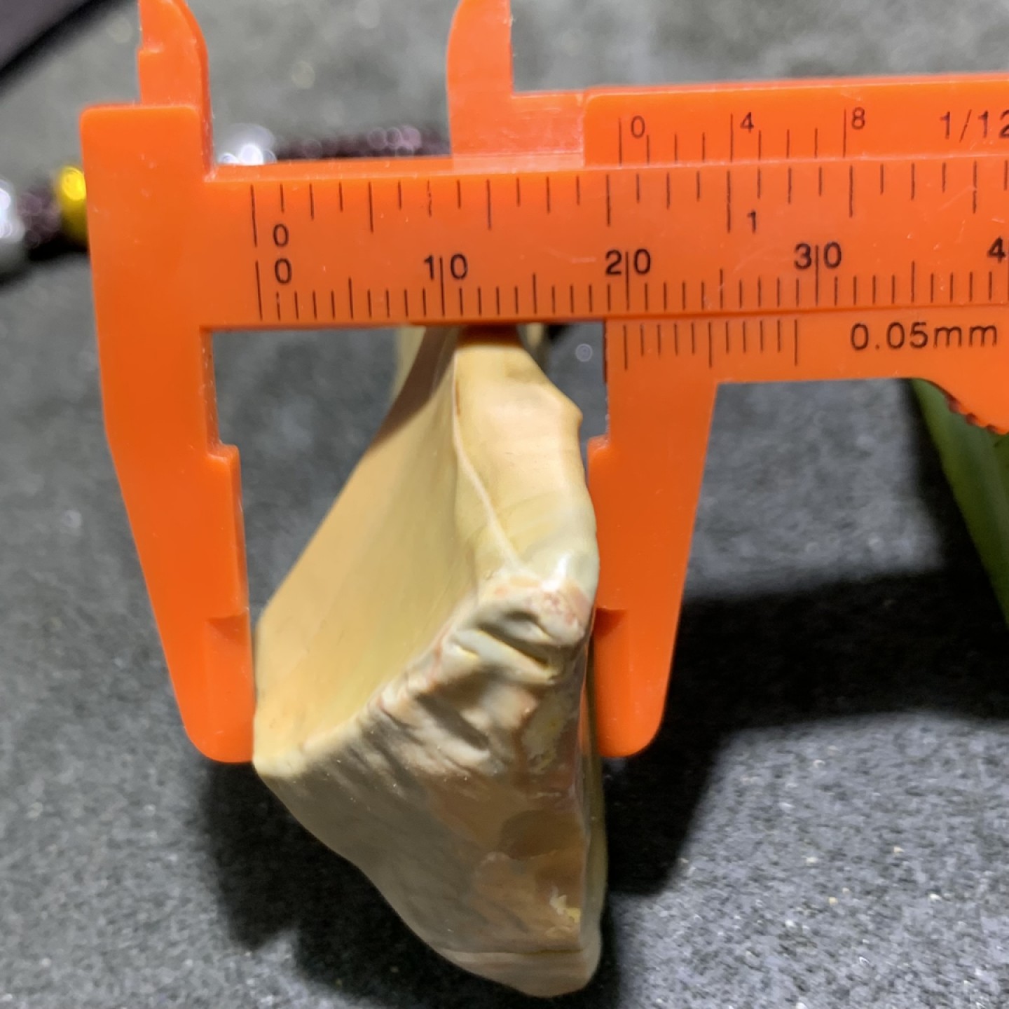 精美天然阿拉善戈壁彩玉原石把件一个，