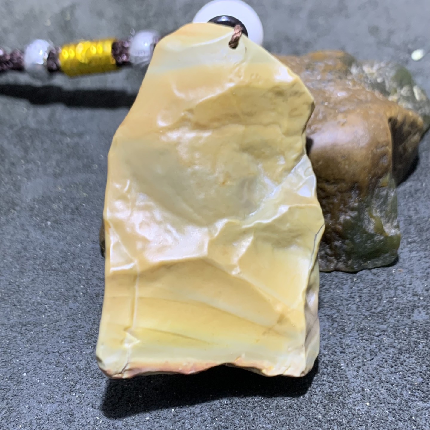 精美天然阿拉善戈壁彩玉原石把件一个，