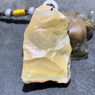 精美天然阿拉善戈壁彩玉原石把件一个， - 精美天然阿拉善戈壁彩玉原石把件一个，