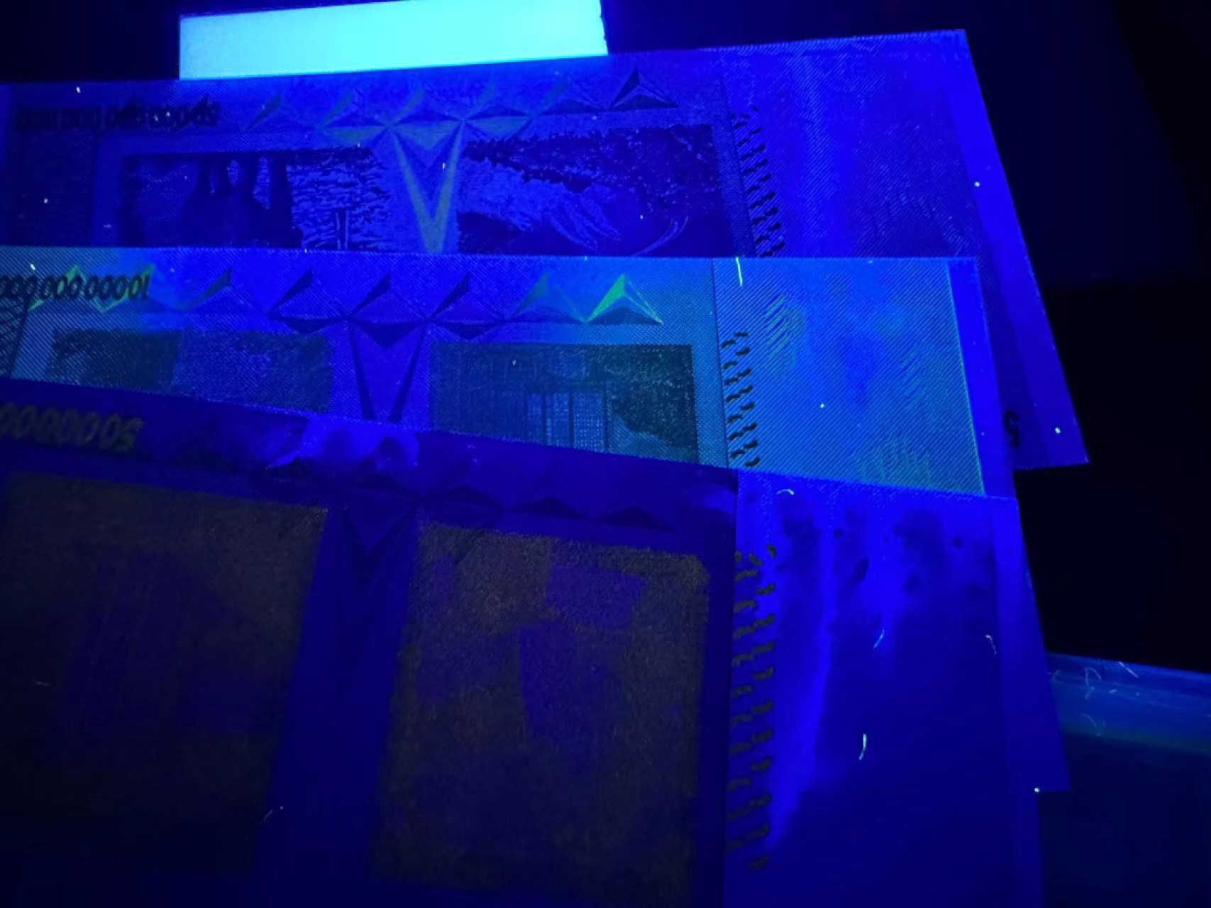 《外钞收藏家》第二百四十九期（连拍第二场） 津巴布韦500亿、10万亿、50万亿三张一起 无折 有潮癍