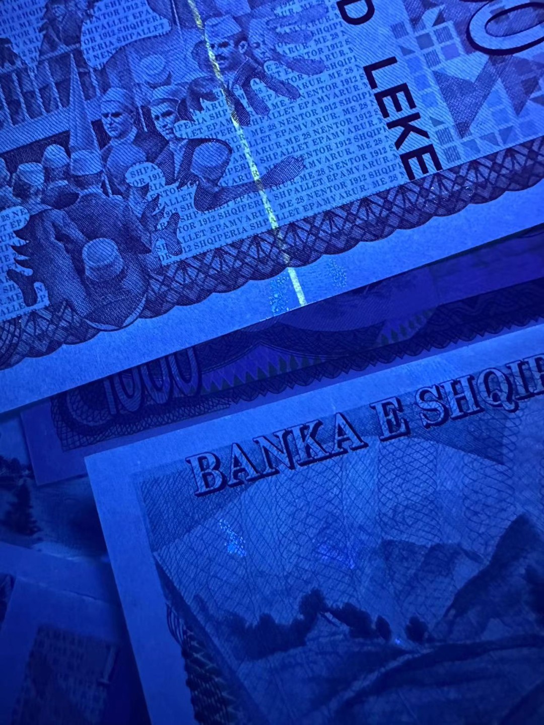 《外钞收藏家》第二百四十八期（波黑、阿尔巴尼亚、希腊专场） 阿尔巴尼亚1992年全套3枚，200-1000列克	P52-54 全新 200和1000有两个潮点