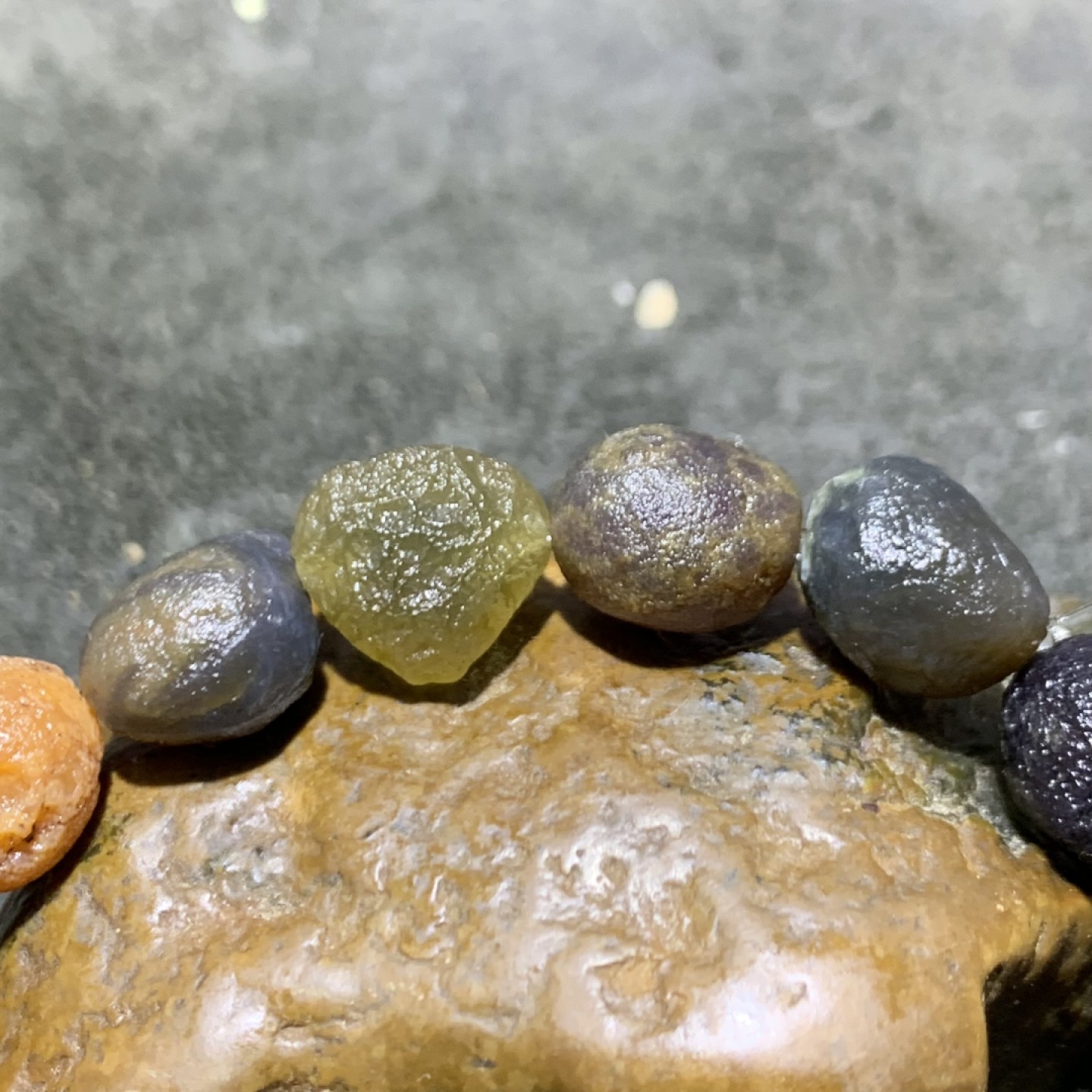 精美阿拉善紫罗兰系多宝筋脉石原石手串一条，