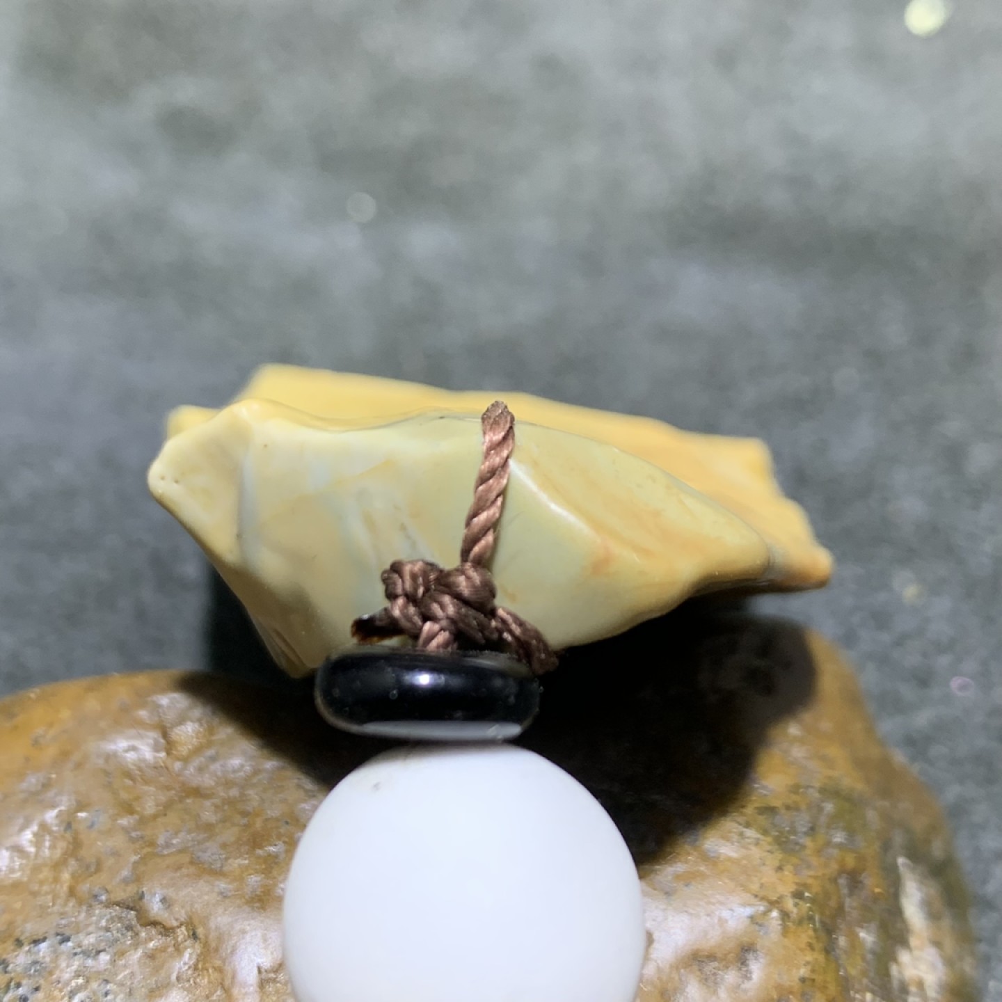 精美天然阿拉善戈壁彩玉原石把件一个，