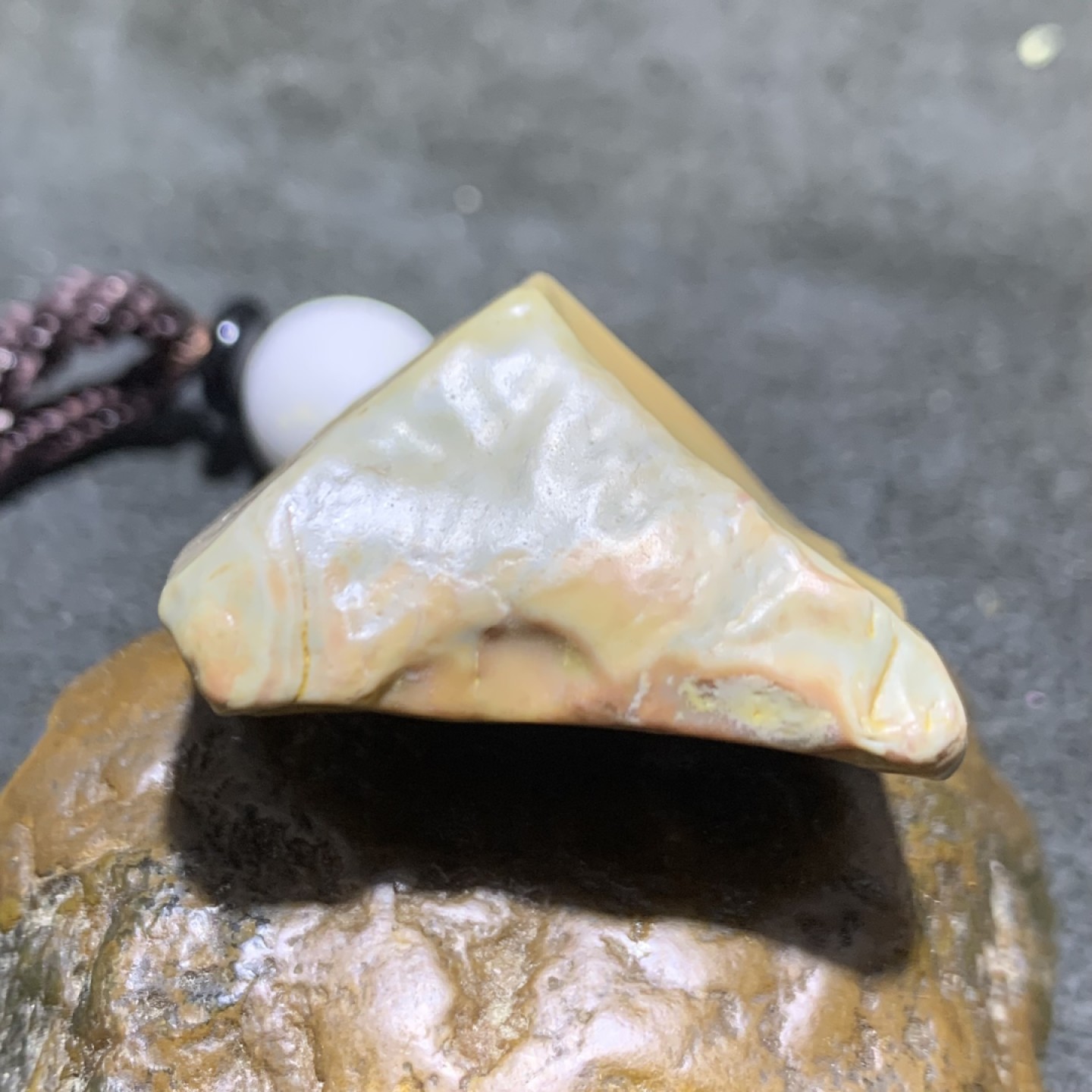 精美天然阿拉善戈壁彩玉原石把件一个，