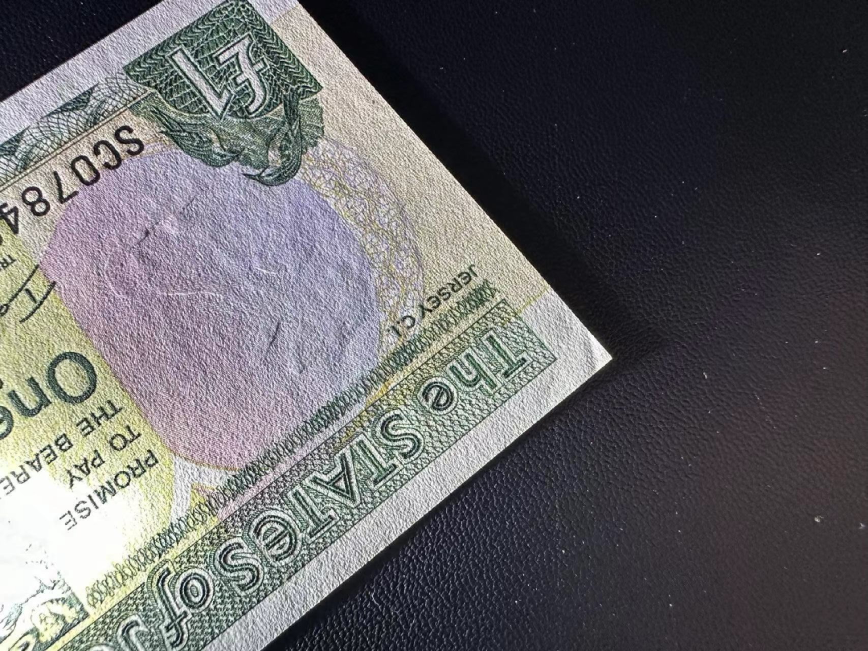 《外钞收藏家》第二百四十九期（连拍第二场） 泽西1镑和南斯拉夫100 泽西轻微潮 一个角瑕疵