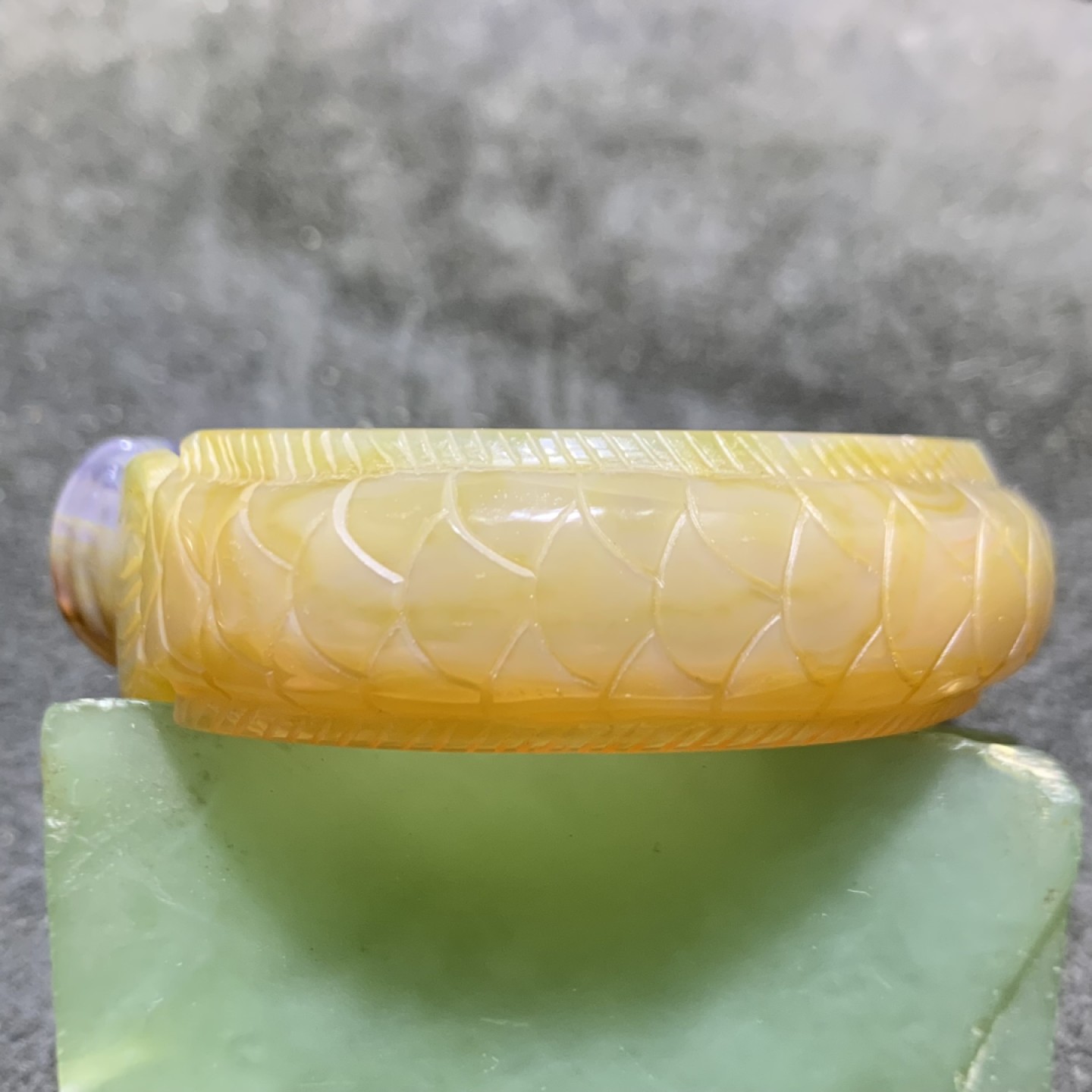 精美巴西玛瑙雕刻龙鱼手镯一只