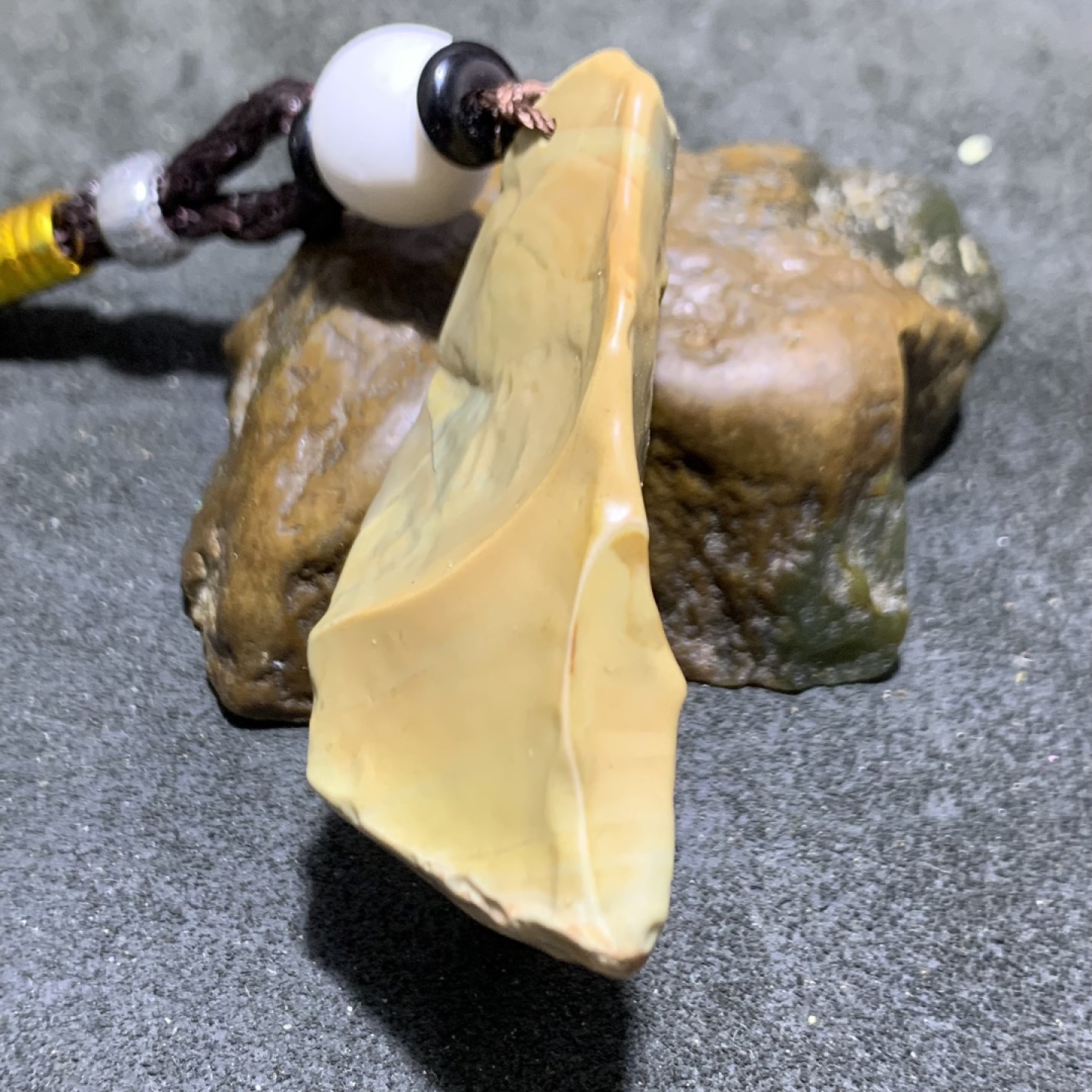 精美天然阿拉善戈壁彩玉原石把件一个，