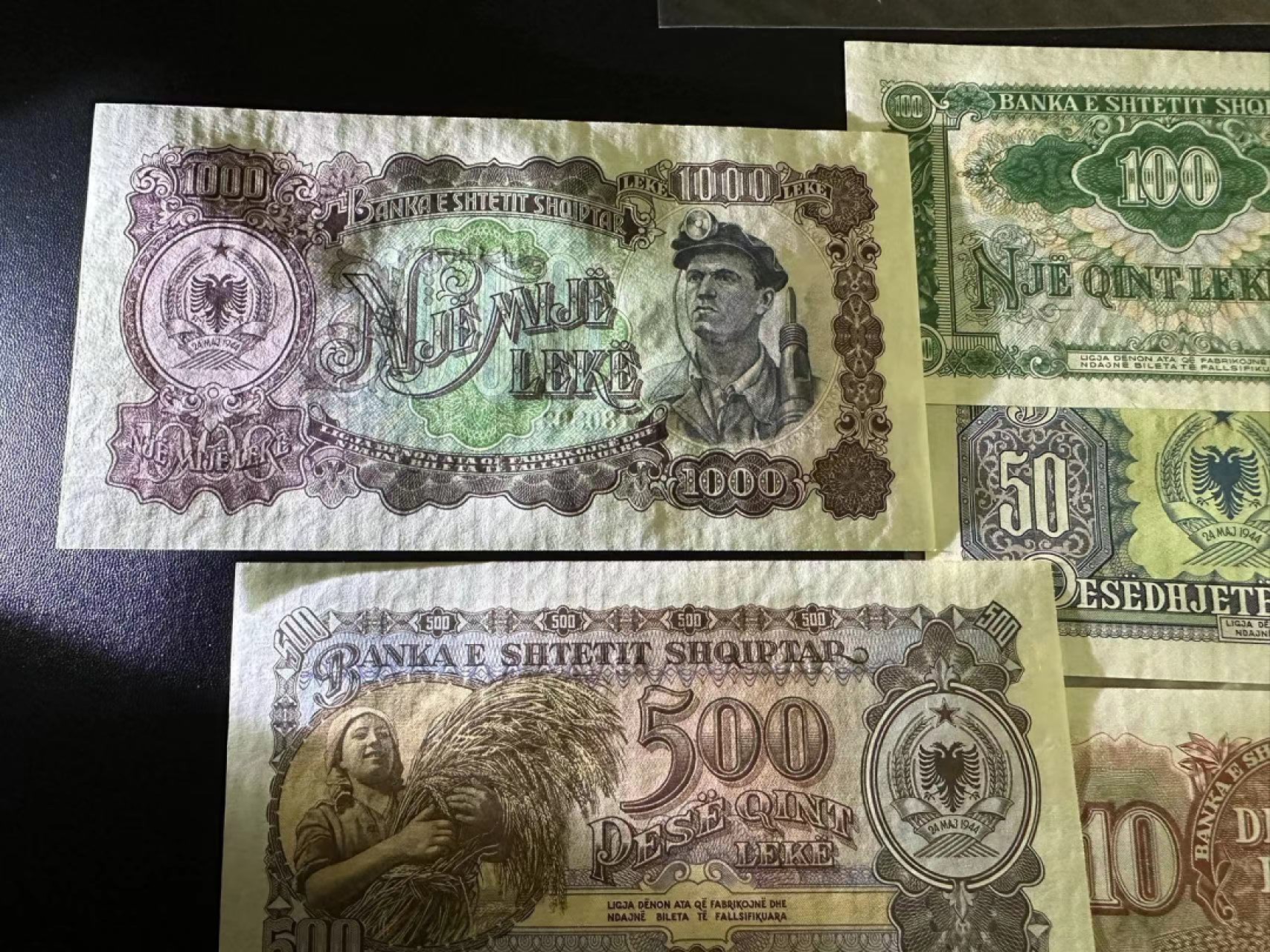 《外钞收藏家》第二百四十八期（波黑、阿尔巴尼亚、希腊专场） 阿尔巴尼亚1957年全套5枚，10-1000列克	P28-32  全新UNC