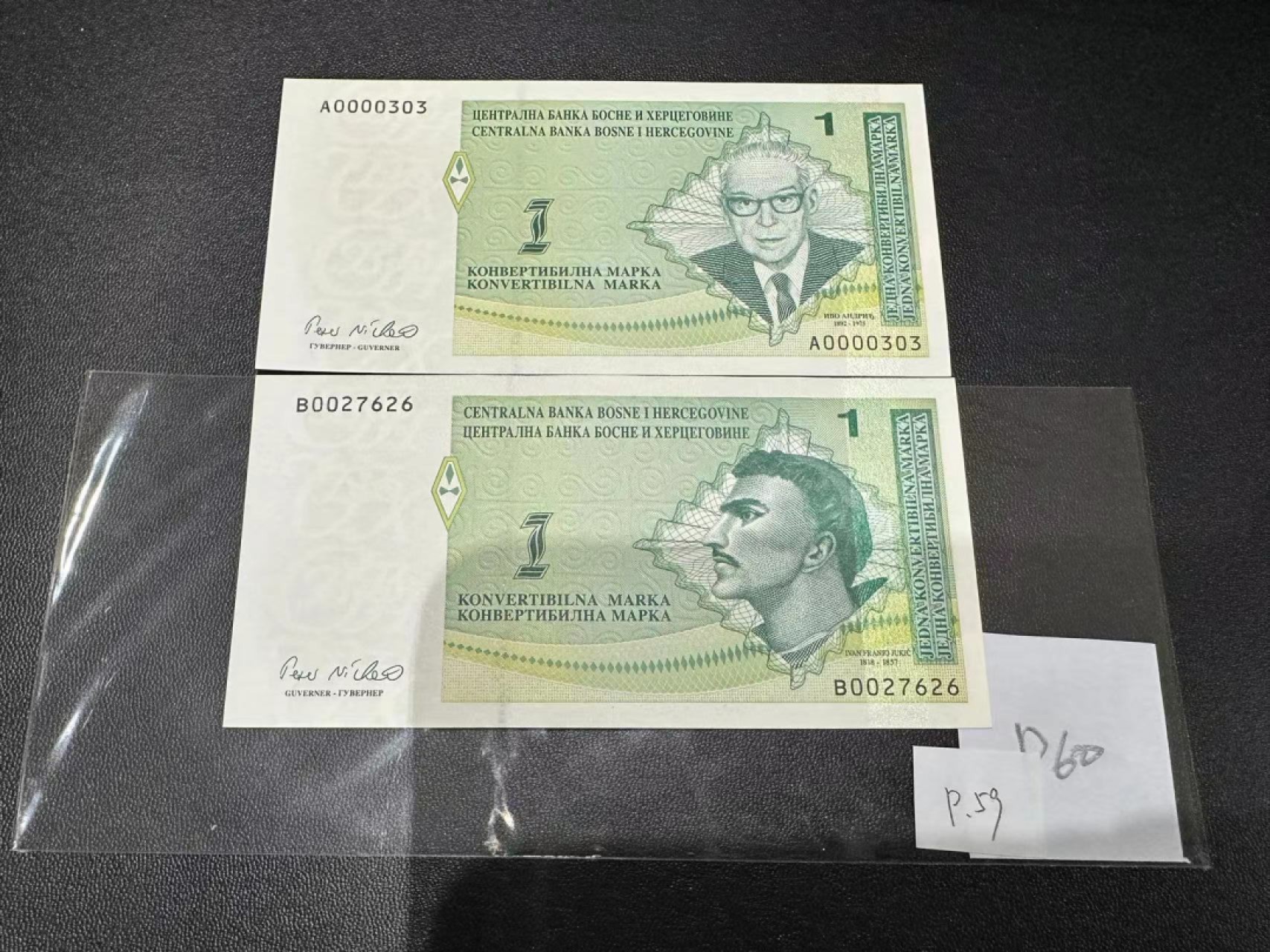 《外钞收藏家》第二百四十八期（波黑、阿尔巴尼亚、希腊专场） 波黑1马克一对，其中塞族版未发行，A冠303号券，存世量极其罕见，据称存世量不足300枚	P59-60  全新UNC