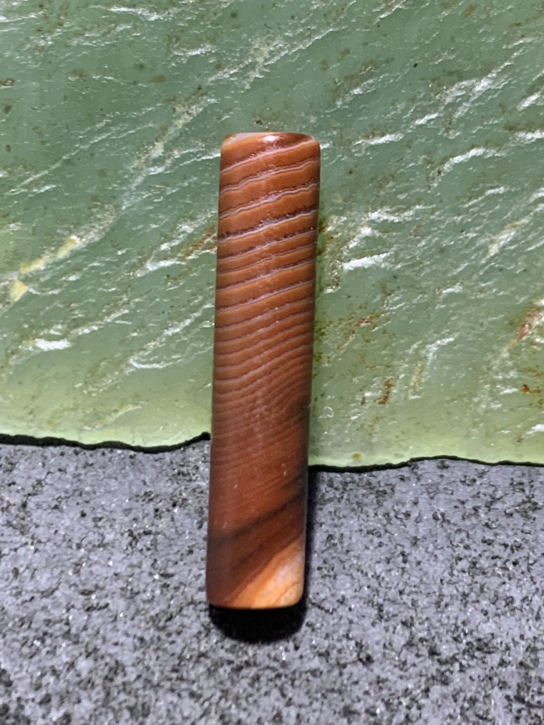 亚光高玉化酒红色千层纹缠丝玛瑙管珠一颗