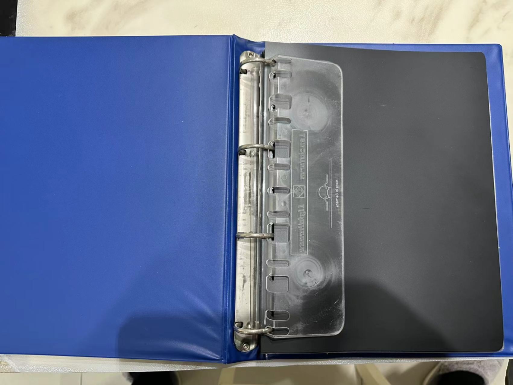 《外钞收藏家》第二百四十八期（波黑、阿尔巴尼亚、希腊专场） 德国蓝色灯塔收藏册，带2格+3格透明页+黑色分隔页（3页+28页+32页），二手