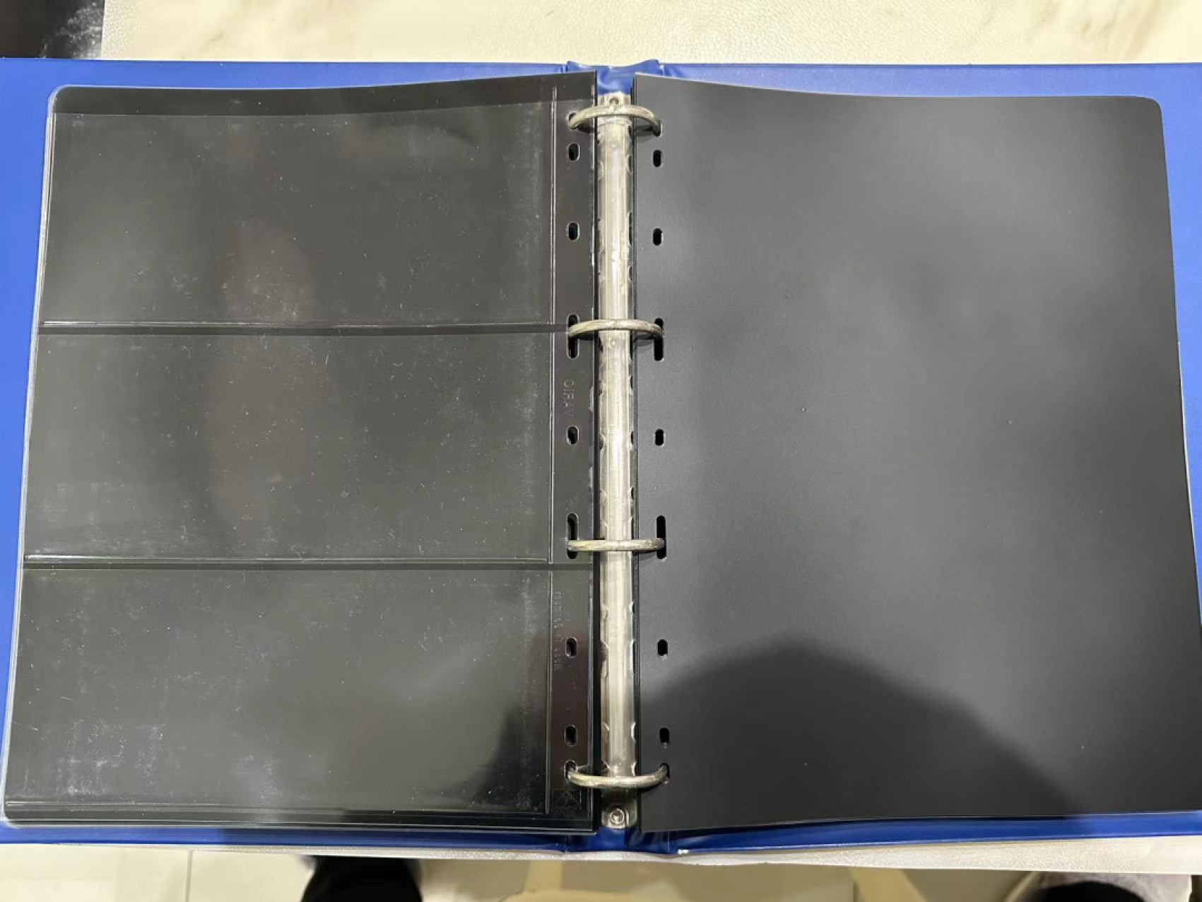 《外钞收藏家》第二百四十八期（波黑、阿尔巴尼亚、希腊专场） 德国蓝色灯塔收藏册，带2格+3格透明页+黑色分隔页（3页+28页+32页），二手