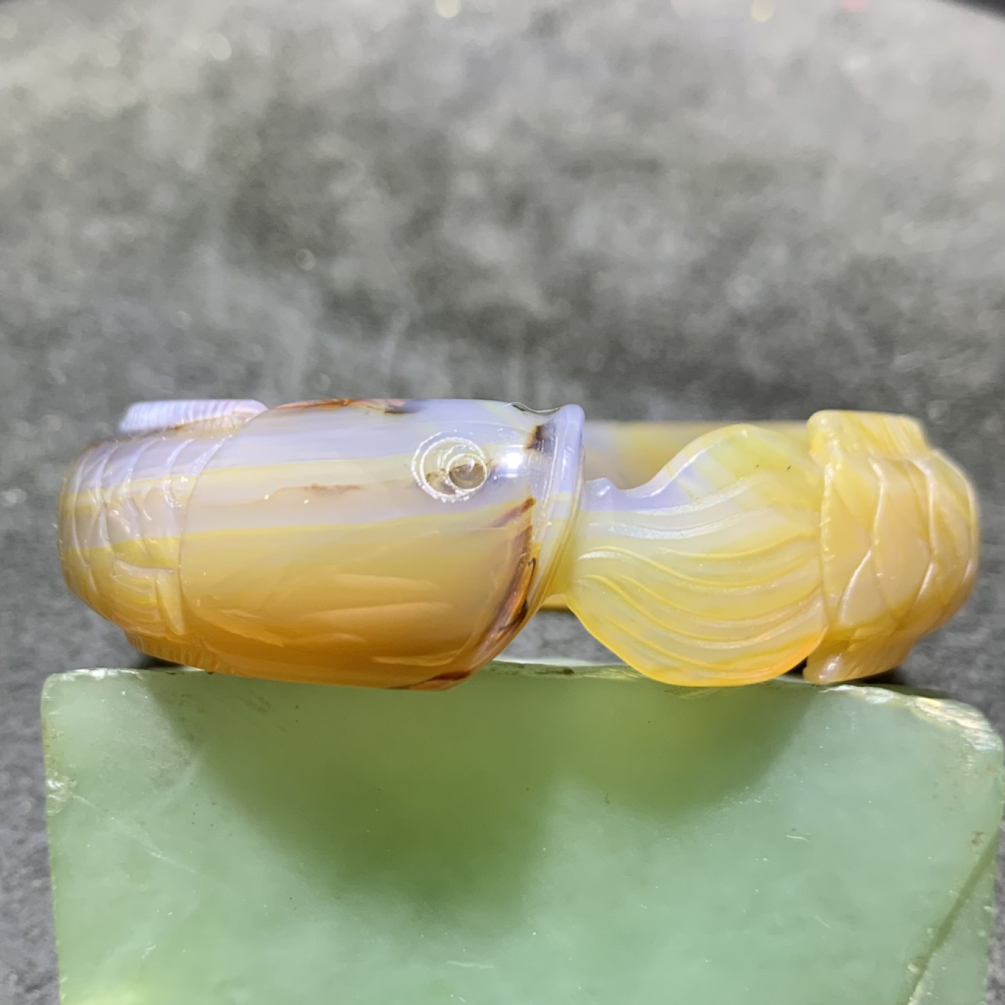 精美巴西玛瑙雕刻龙鱼手镯一只