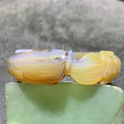 精美巴西玛瑙雕刻龙鱼手镯一只 - 精美巴西玛瑙雕刻龙鱼手镯一只