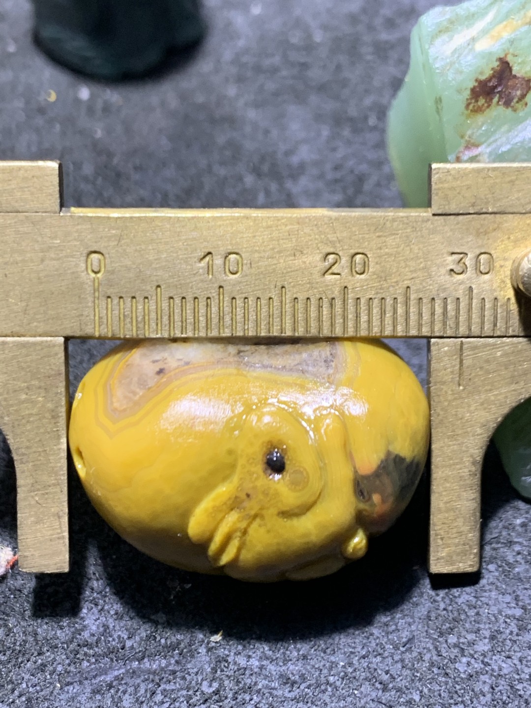 精美冰飘原皮战国红玛瑙手工俏色巧雕兔飞猛进，拜月兔吊坠一个，