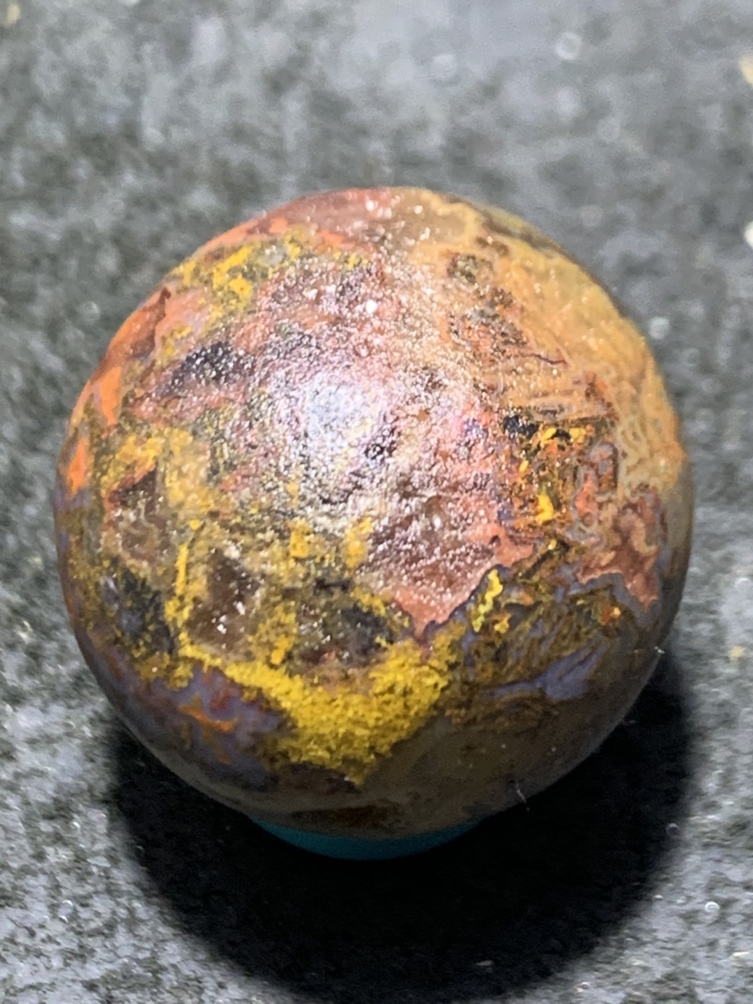精美冰飘亚光战国红玛瑙手工俏色巧雕蜗牛随形珠一个，
