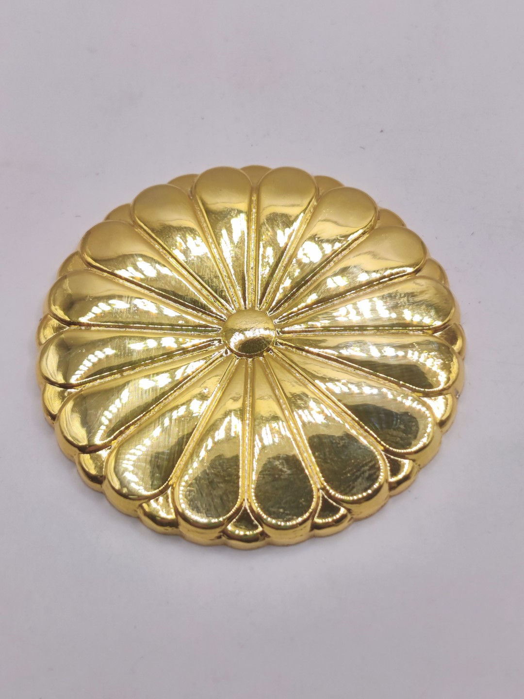 全场0元起拍 第37期 咸鱼国勋章拍卖专场 3月12日（周日）下午6：00开始 日本大型 菊花纹徽章 直徑5CM左右