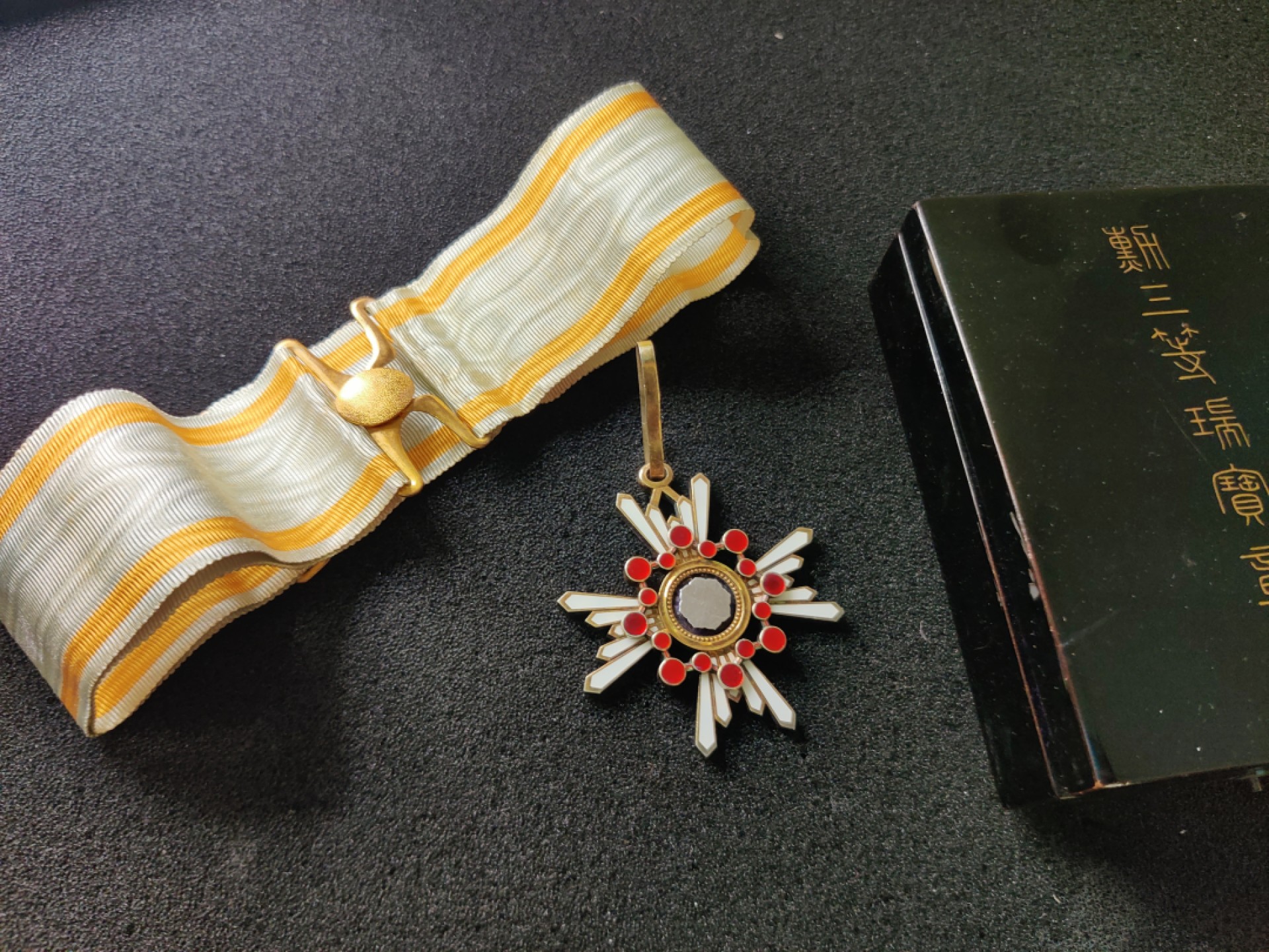 全场0元起拍 第37期 咸鱼国勋章拍卖专场 3月12日（周日）下午6：00开始 日本二战时期三等瑞宝章银制带盒