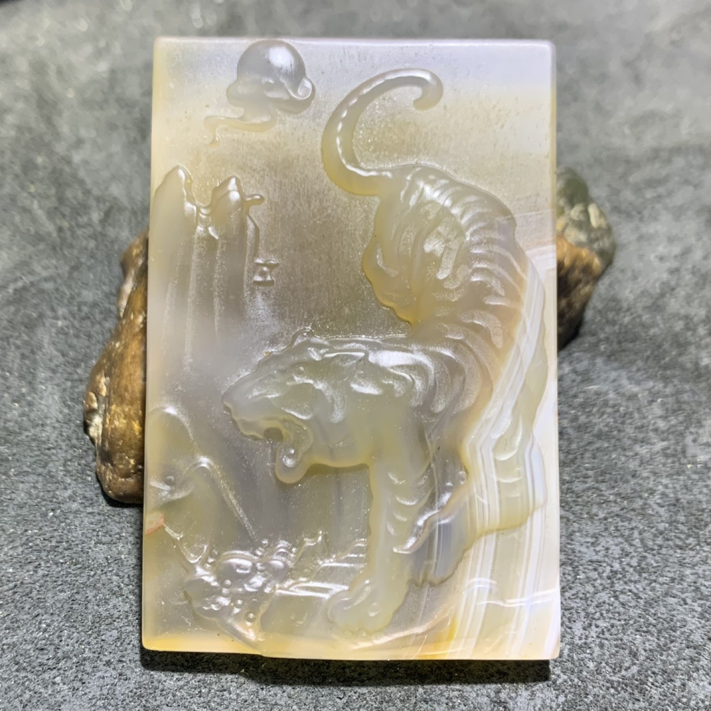 精美冰透高玉化巴西玛下山猛虎牌子一个，