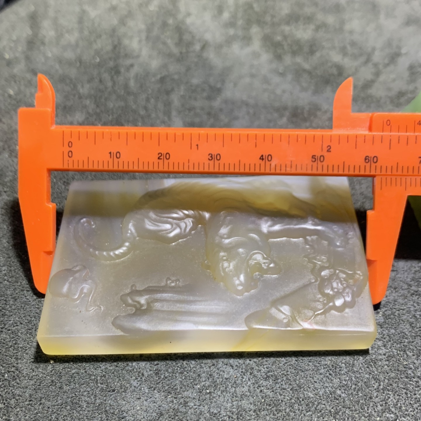 精美冰透高玉化巴西玛下山猛虎牌子一个，