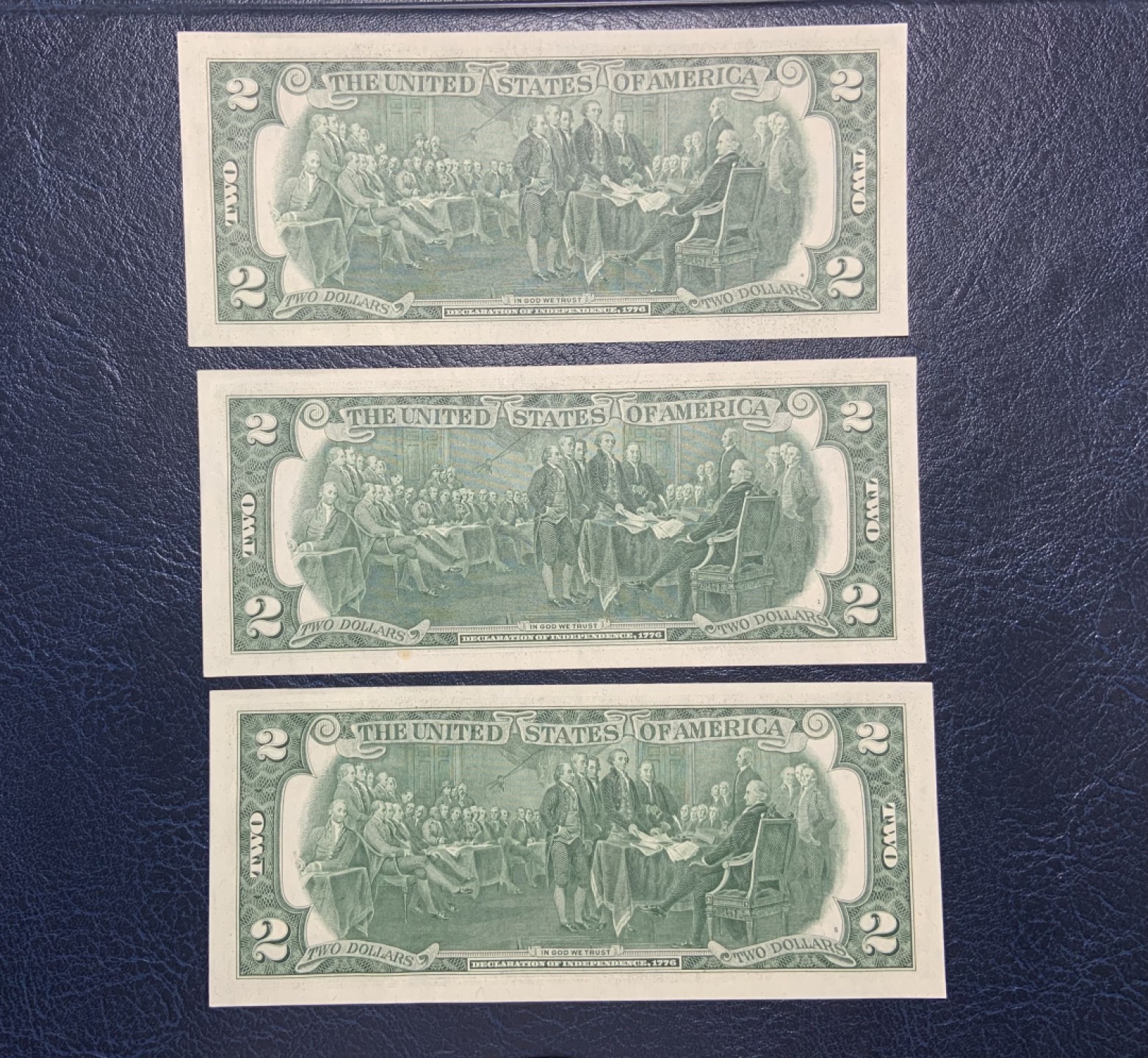 收藏联盟Quantum Auction 第238期拍卖 美国1976年2美元3张 品相UNC- 尾号702有一个小黄点，3张灯下有轻微的潮斑点