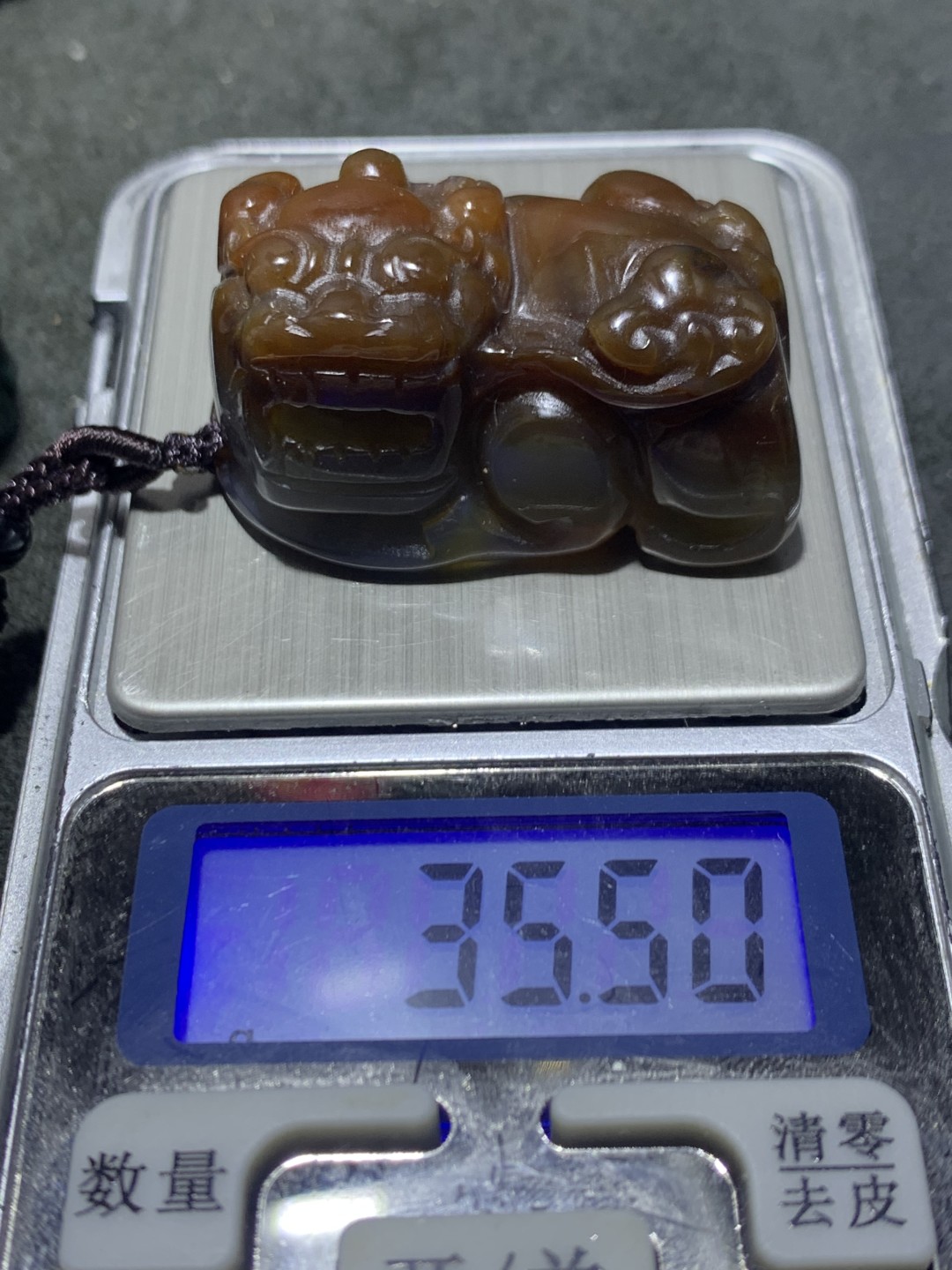 精美巴西玛瑙雕刻貔貅吊坠一个