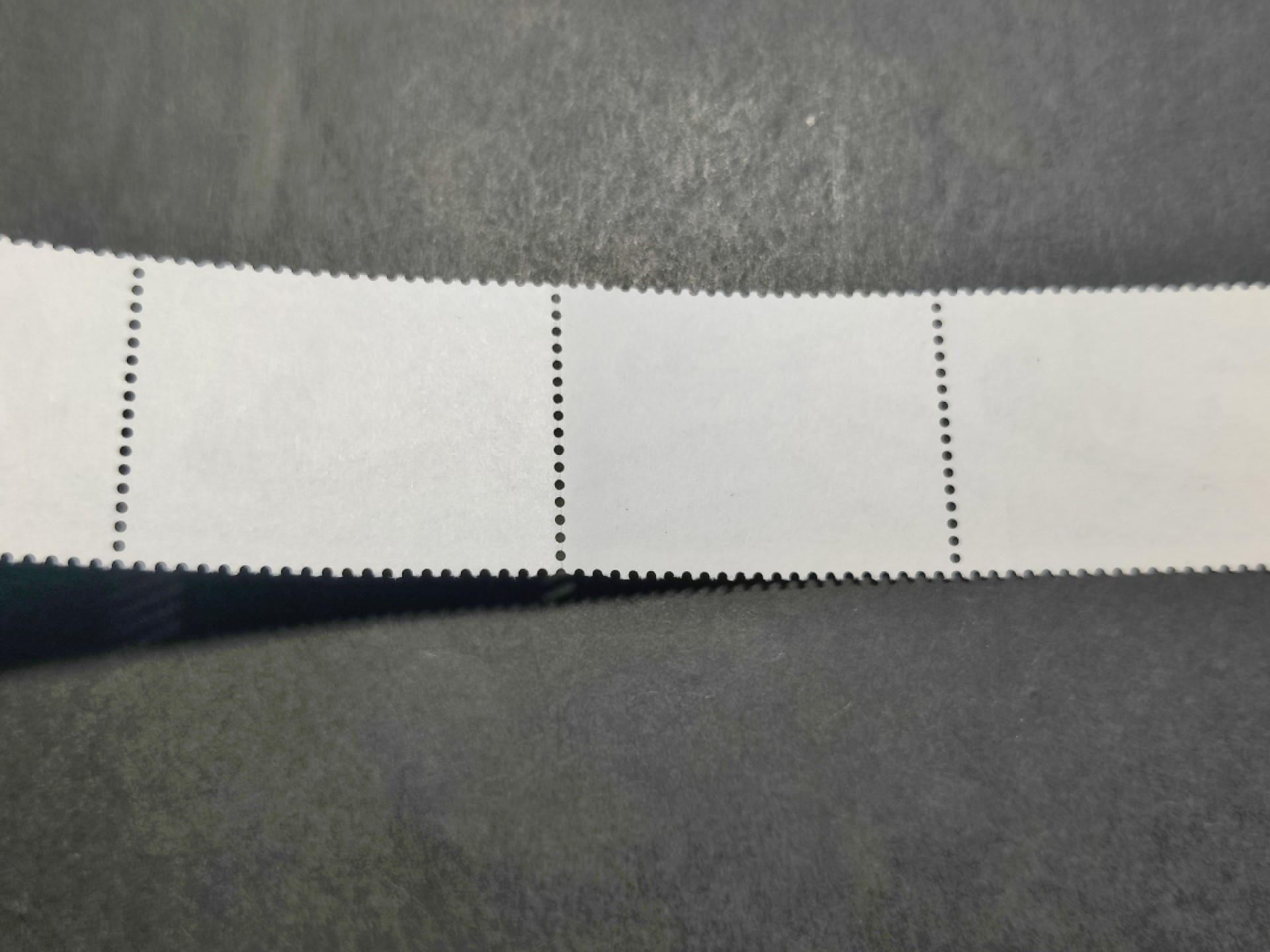 洪涛臻品批发群  精选邮票限时拍卖第一百九十七期 T59刻舟求剑 新套票 联票完整,齿孔有折,蓝色色标+十字线！面艳背白,角尖齿全 原胶润亮无贴,难得品相！