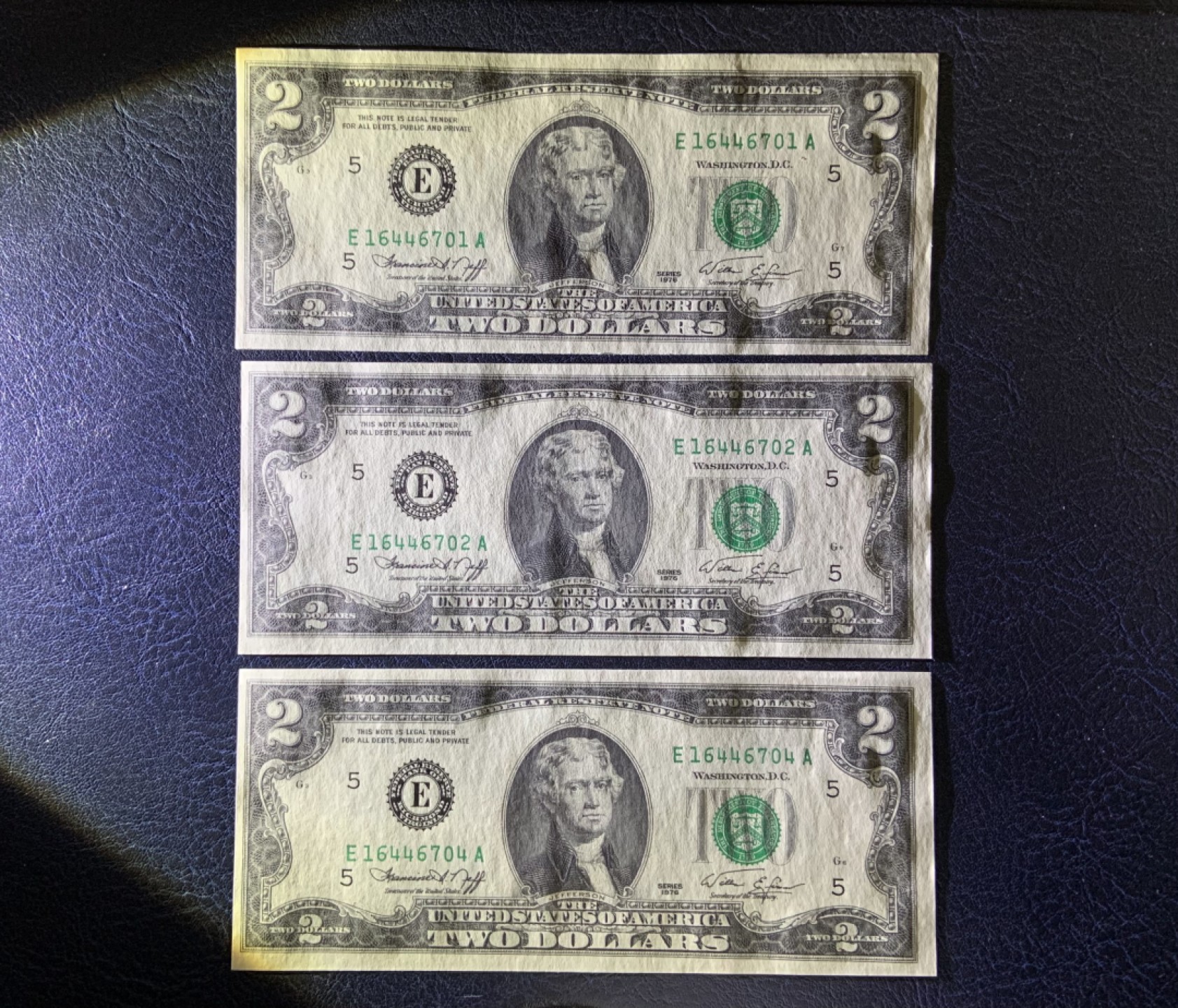 收藏联盟Quantum Auction 第238期拍卖 美国1976年2美元3张 品相UNC- 尾号702有一个小黄点，3张灯下有轻微的潮斑点