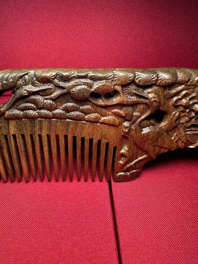 手串木器杂件｜拍卖专场 绿檀木｜镂空精雕“鹤鹿同寿”木梳｜装饰陈设摆件｜冷门文玩