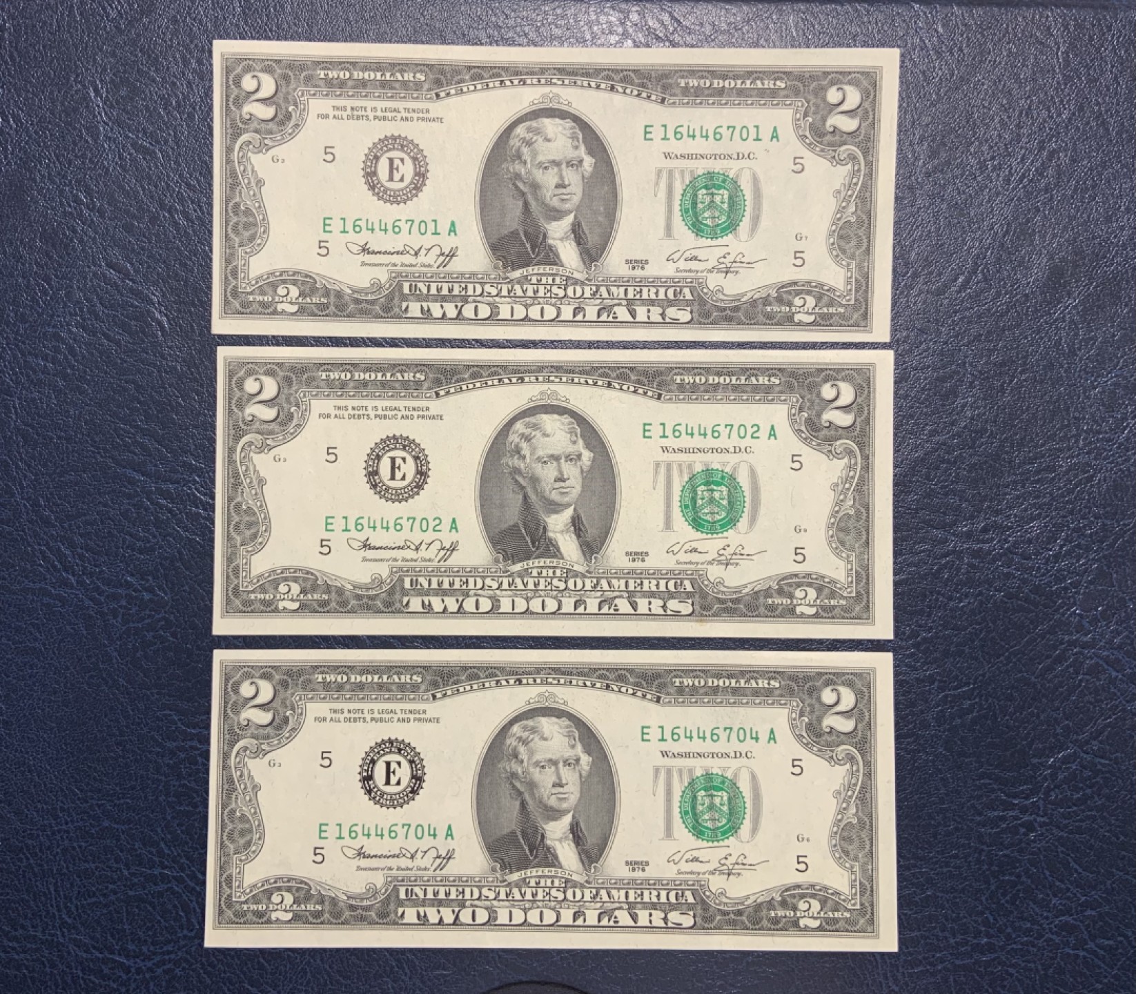 收藏联盟Quantum Auction 第238期拍卖 美国1976年2美元3张 品相UNC- 尾号702有一个小黄点，3张灯下有轻微的潮斑点