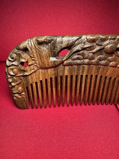 手串木器杂件｜拍卖专场 绿檀木｜镂空精雕“鹤鹿同寿”木梳｜装饰陈设摆件｜冷门文玩