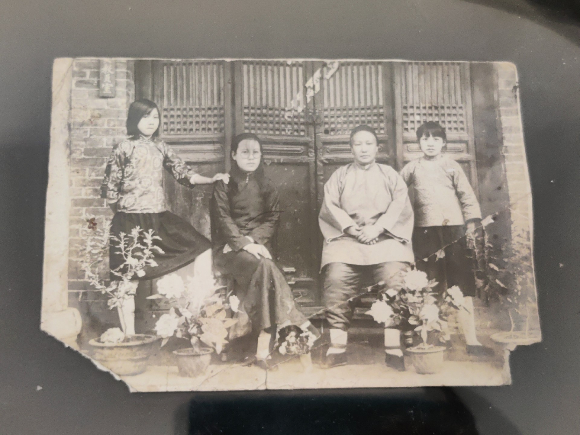 全场0元起拍 第37期 咸鱼国勋章拍卖专场 3月12日（周日）下午6：00开始 民国时期 缠足妇女照片 原物 历史资料