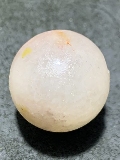 精美满冰飘亚光战国红玛瑙手工俏色巧雕白龙鱼圆珠一个， 精美满冰飘亚光战国红玛瑙手工俏色巧雕白龙鱼圆珠一个，