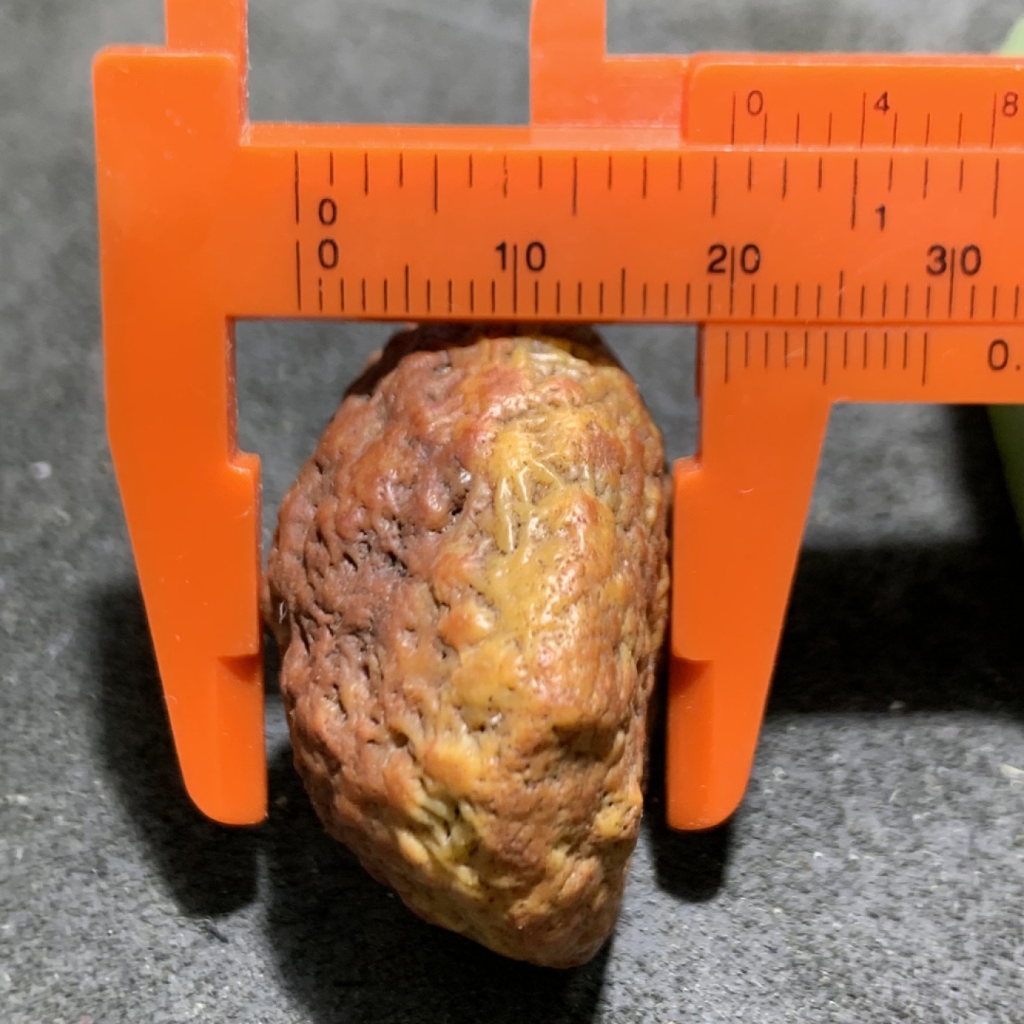 精美戈壁红皮筋脉石原石一颗，