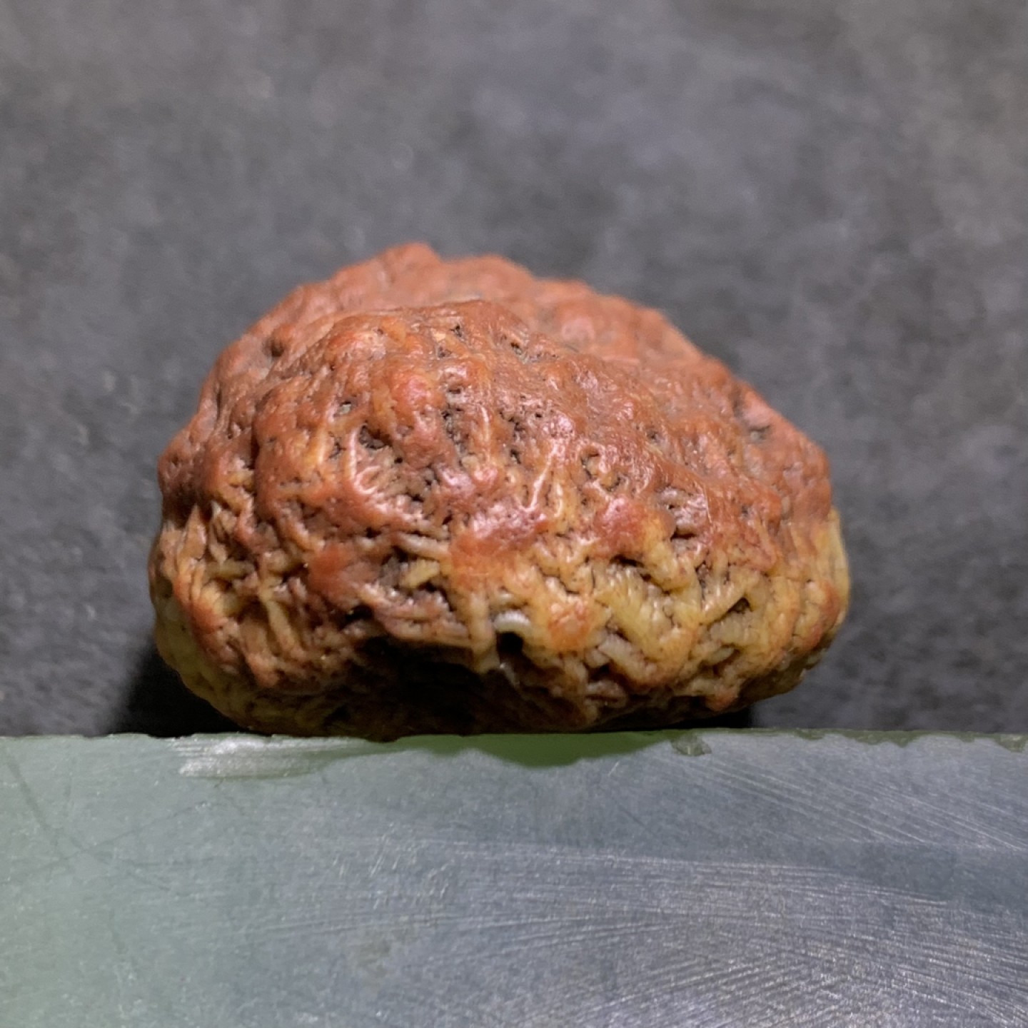 精美戈壁红皮筋脉石原石一颗，