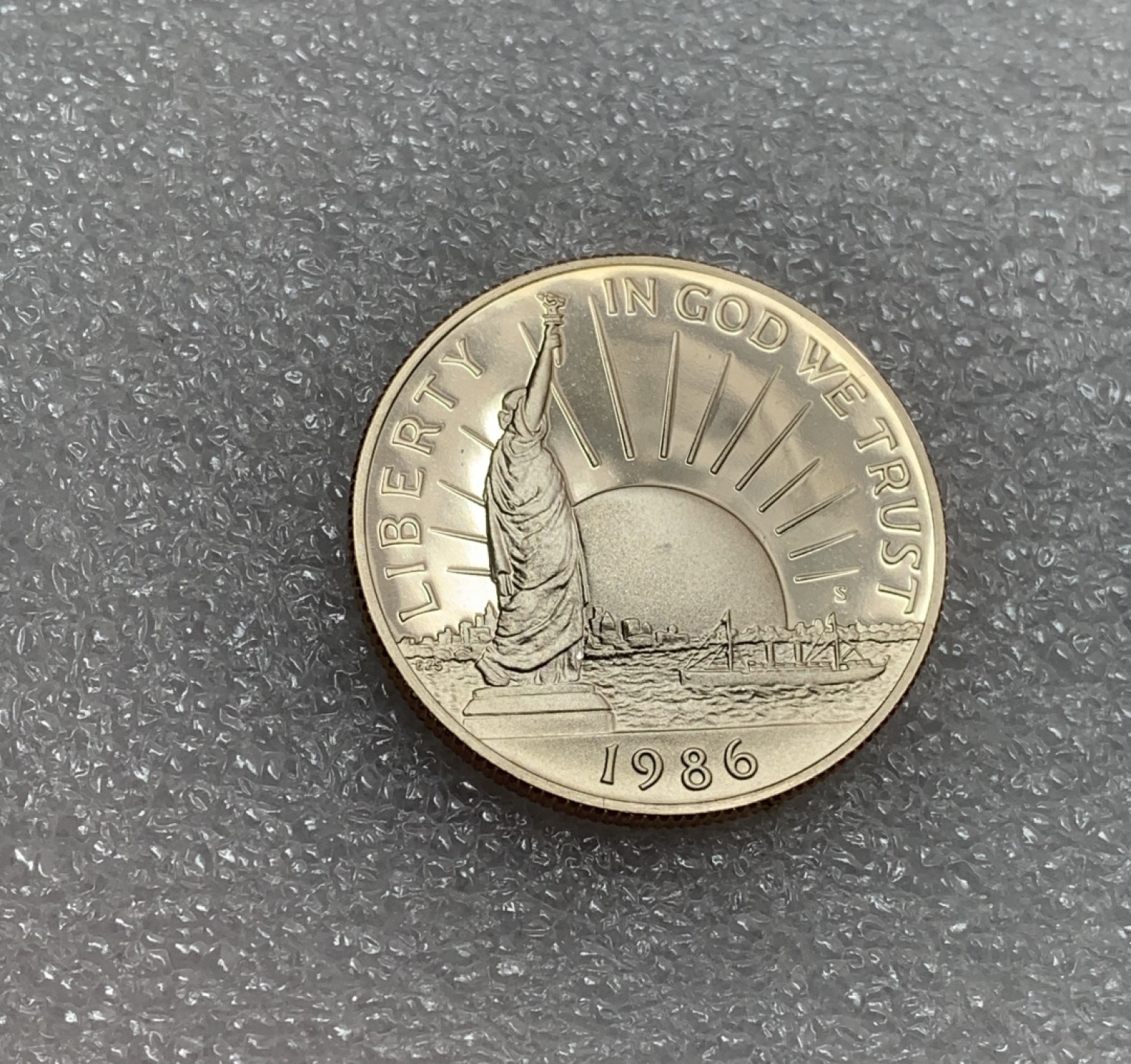 瓶子🏺第82期拍卖会 美国1986年 自由女神 百年纪念币 50美分半美元 精制硬币 30.6毫米