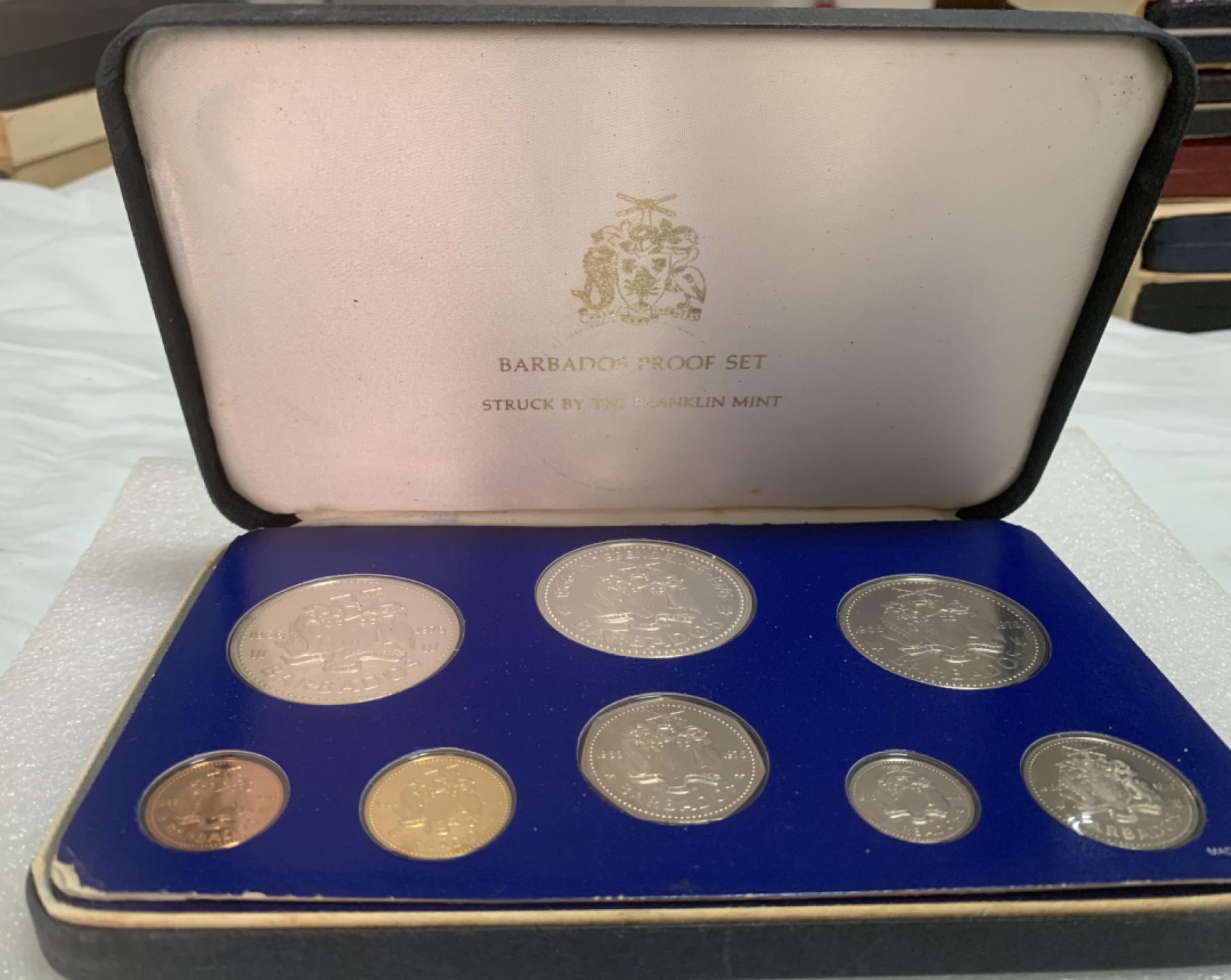 瓶子🏺第82期拍卖会 巴巴多斯1976年PS精制纪念套币含2枚银币原盒无证