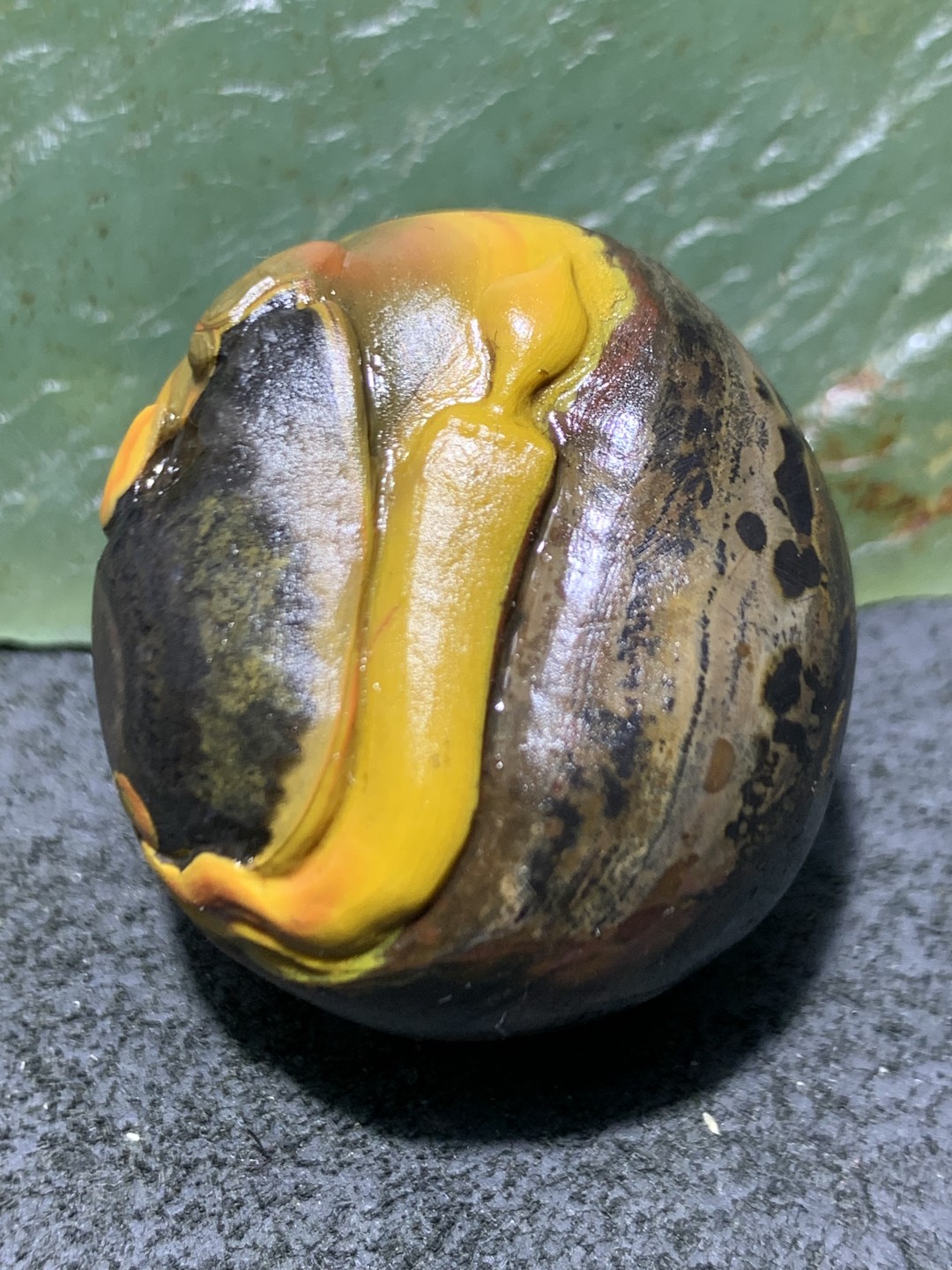 精美原皮战国红玛瑙手工俏色巧雕一心向佛意境把件一个，
