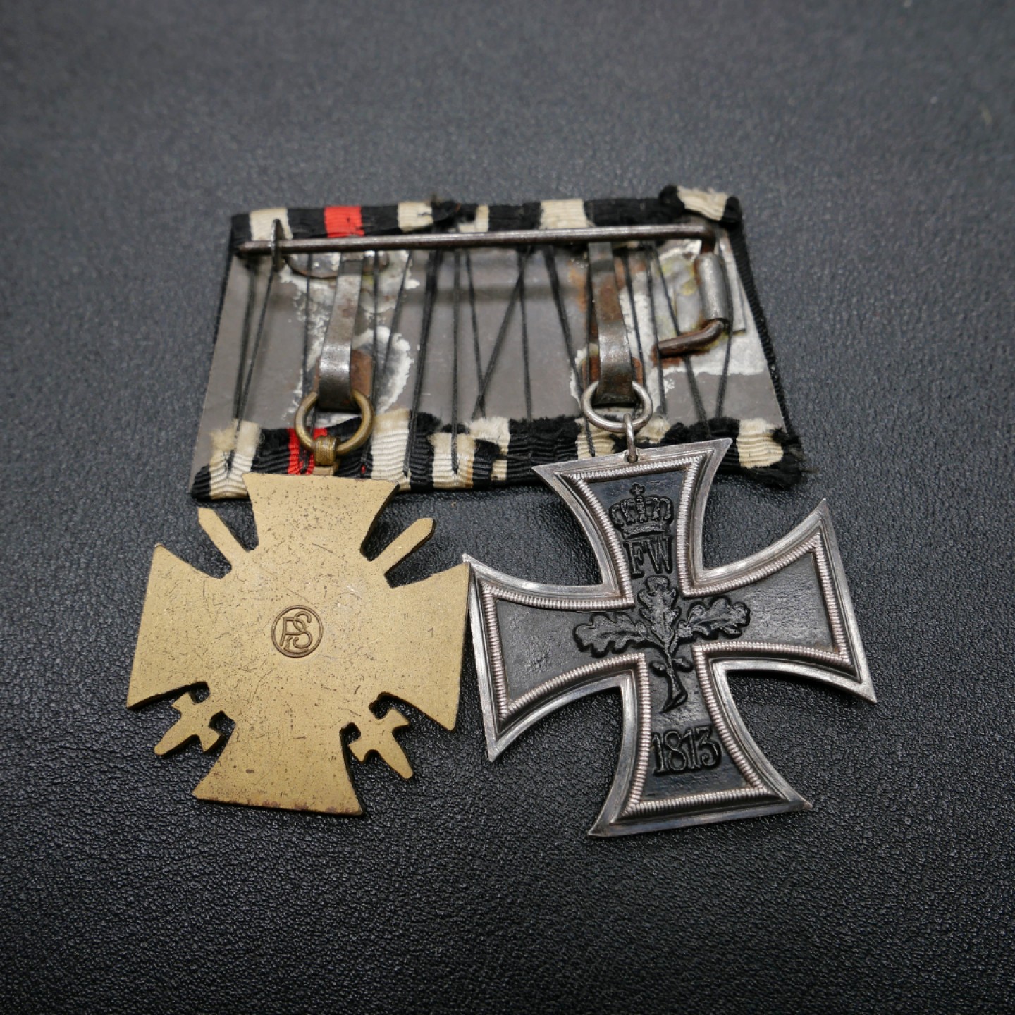 交易所3月11苏德勋奖章拍卖 德国一战二级铁十字、兴登堡十字奖章联排，巴伐利亚梯形挂，上挂可单独佩戴